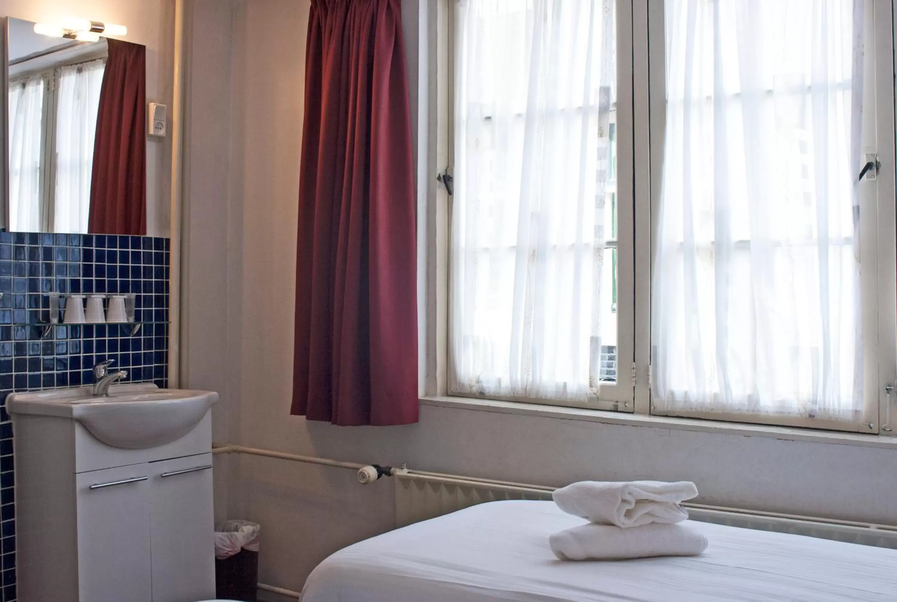 Bed, Bathroom in Hotel Torenzicht