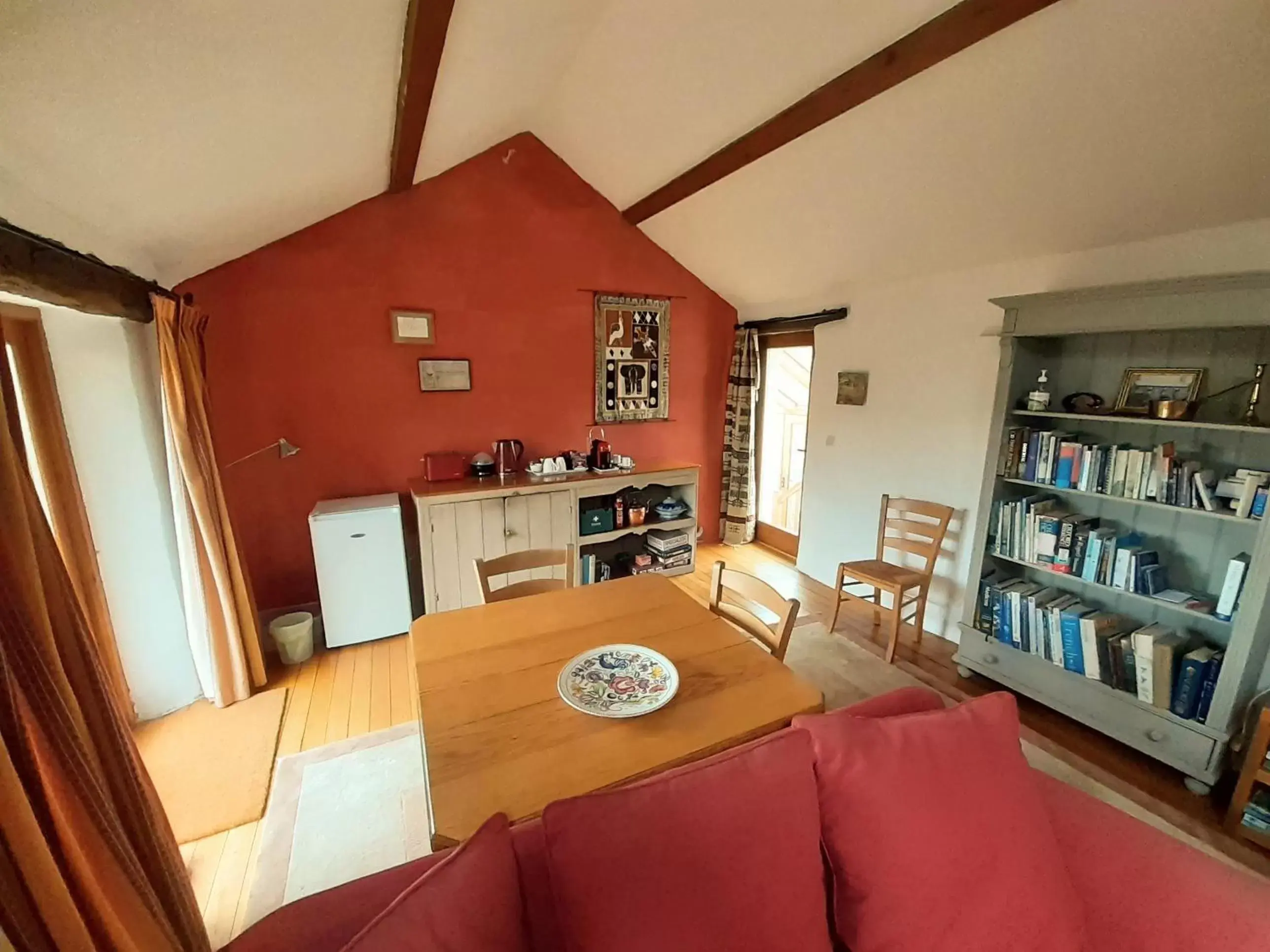 Living room, Kitchen/Kitchenette in Bryn Teg Barn
