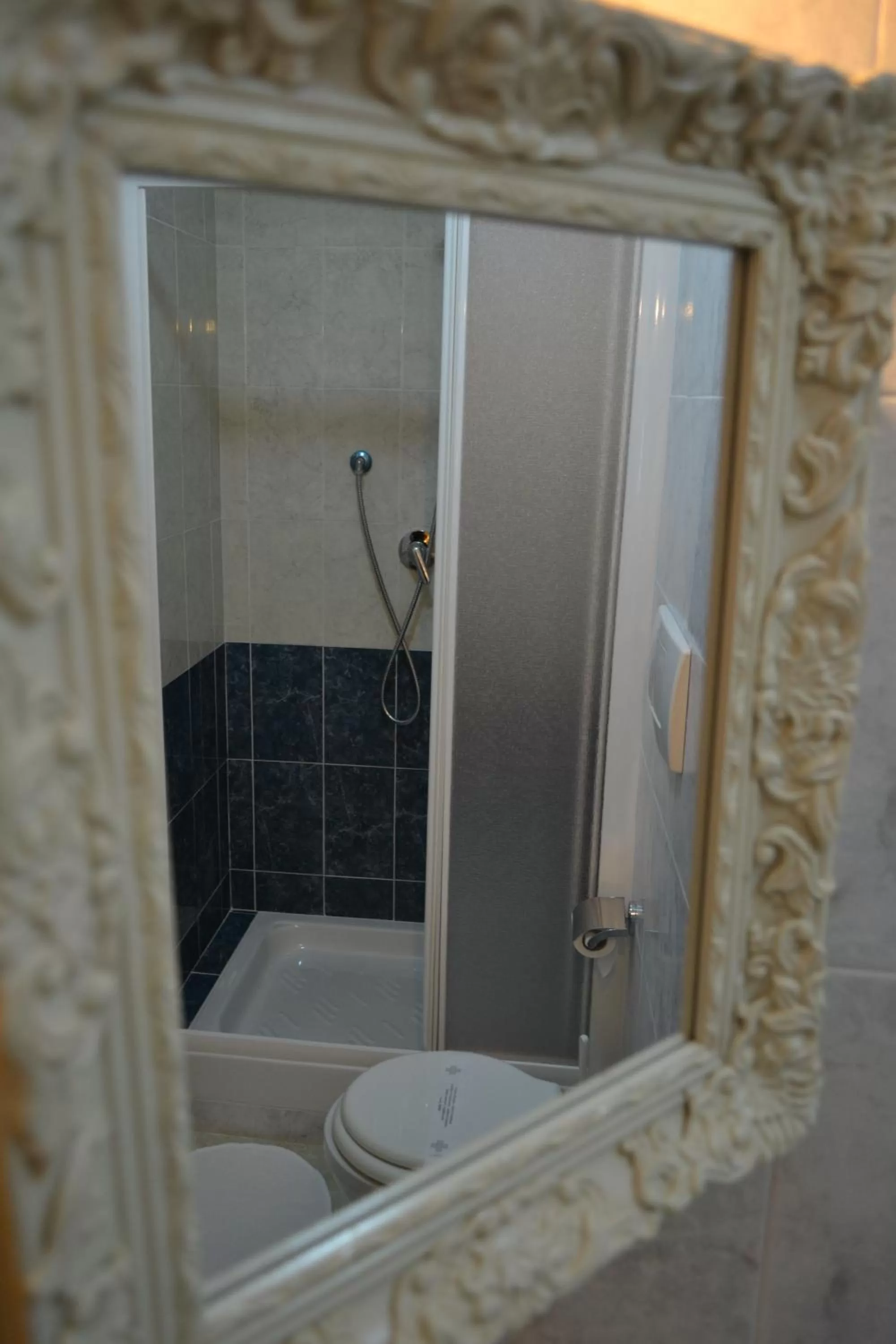 Bathroom in Tucci's Roma Guest House