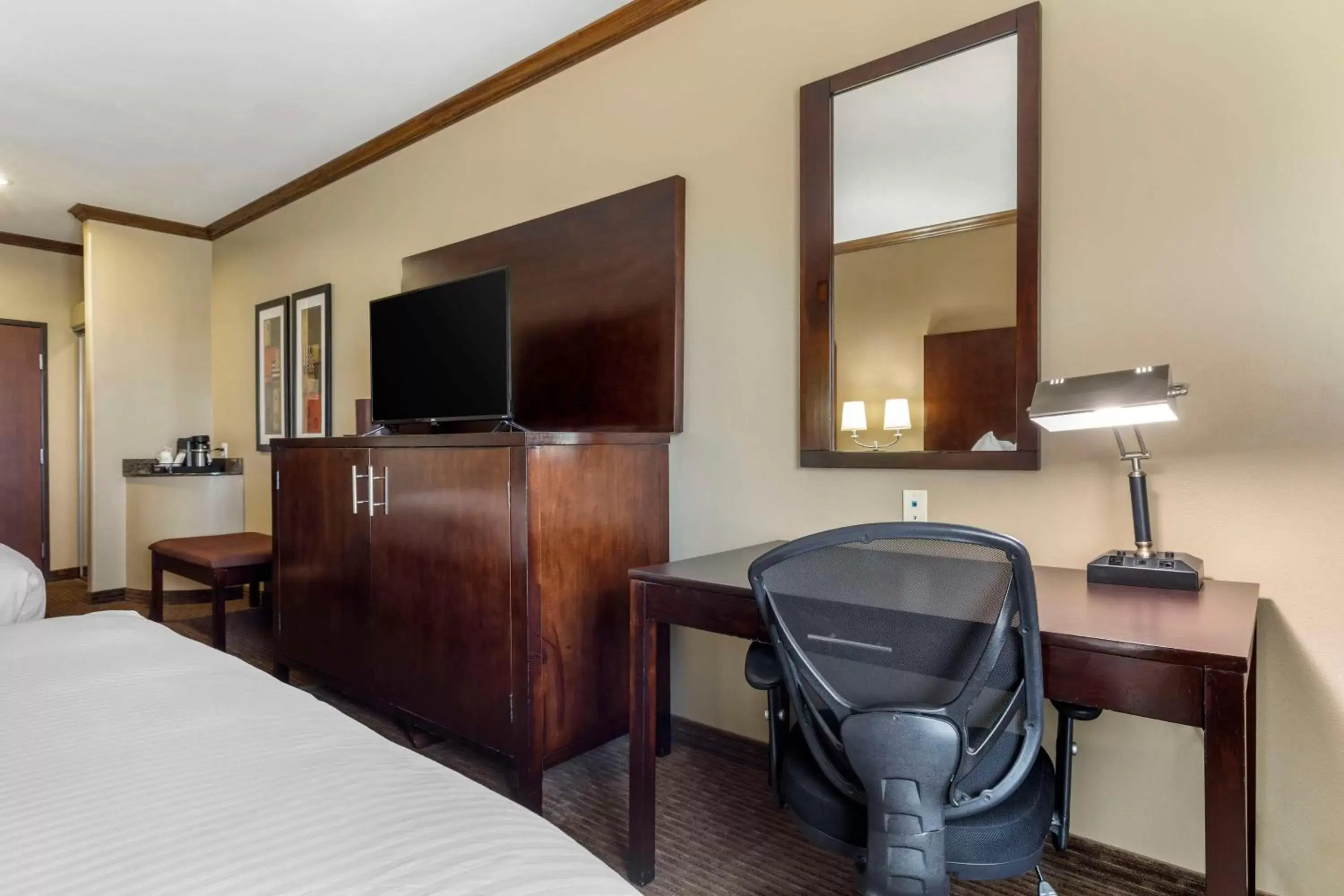 Bedroom, TV/Entertainment Center in Best Western Plus Hotel and Suites Denison