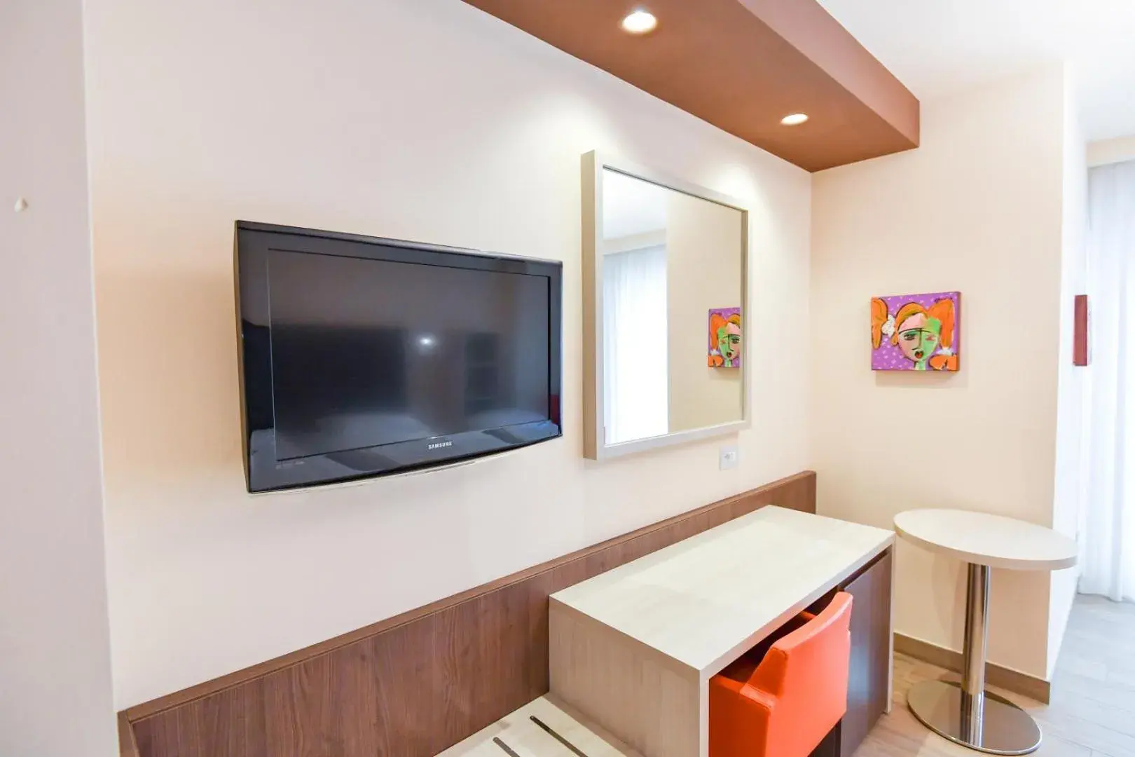 TV and multimedia, TV/Entertainment Center in Bhotel