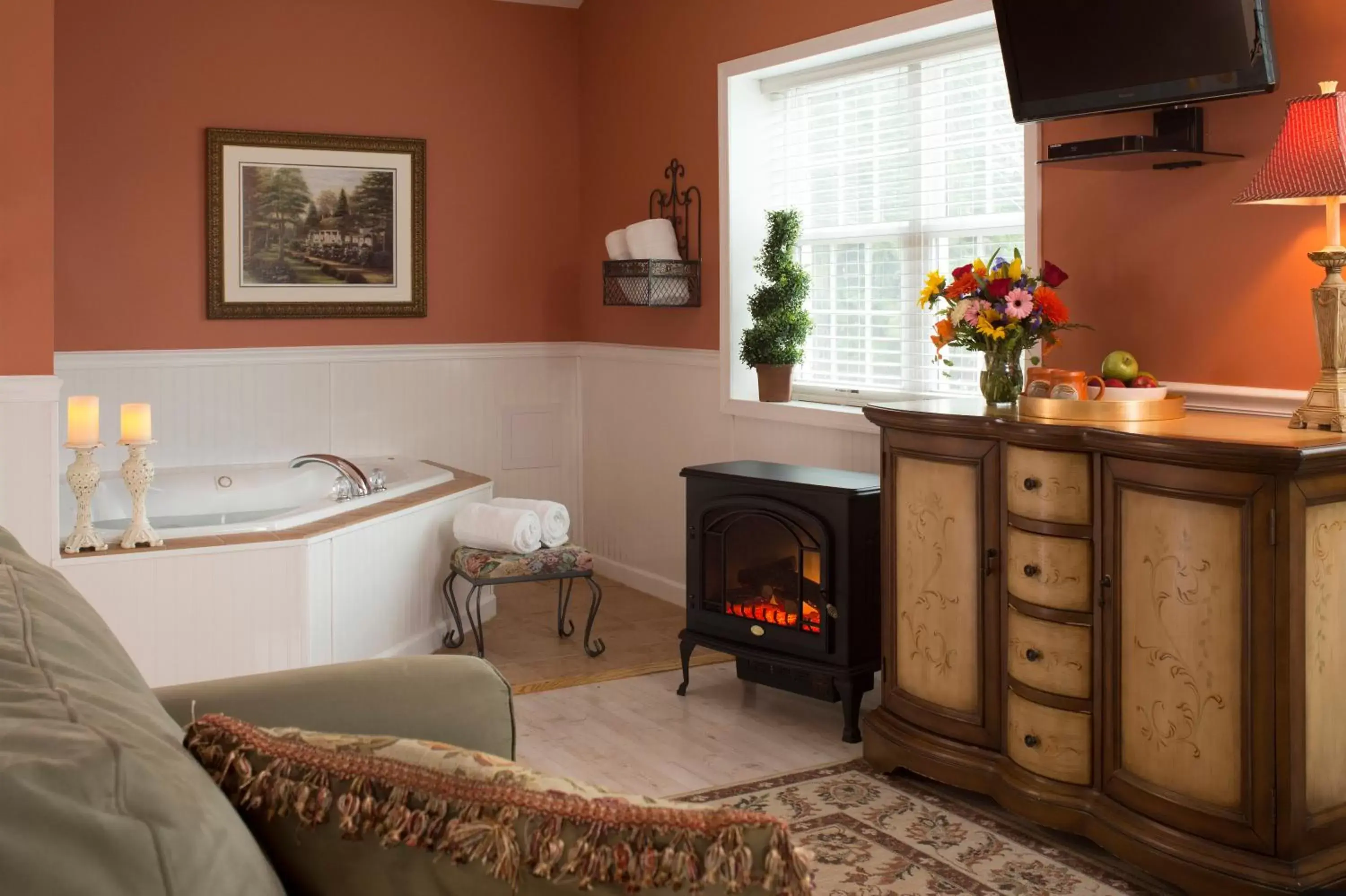 Hot Tub, Kitchen/Kitchenette in 1825 Inn Bed and Breakfast