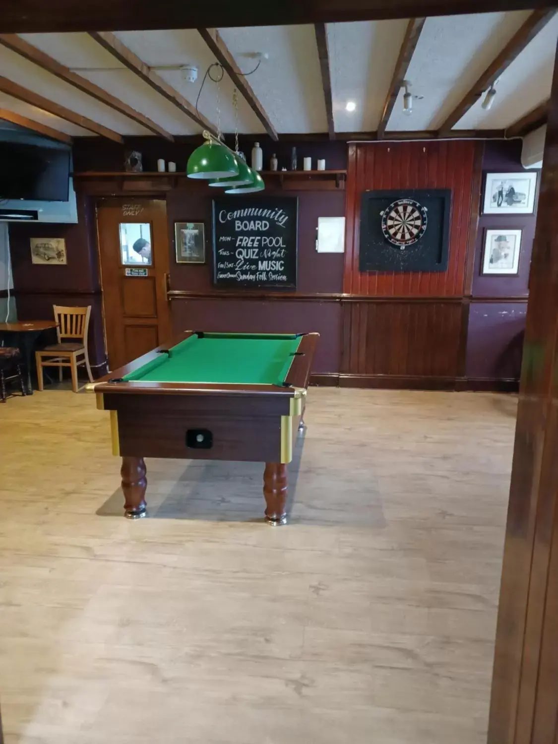 Lounge or bar, Billiards in Twa Dogs Inn