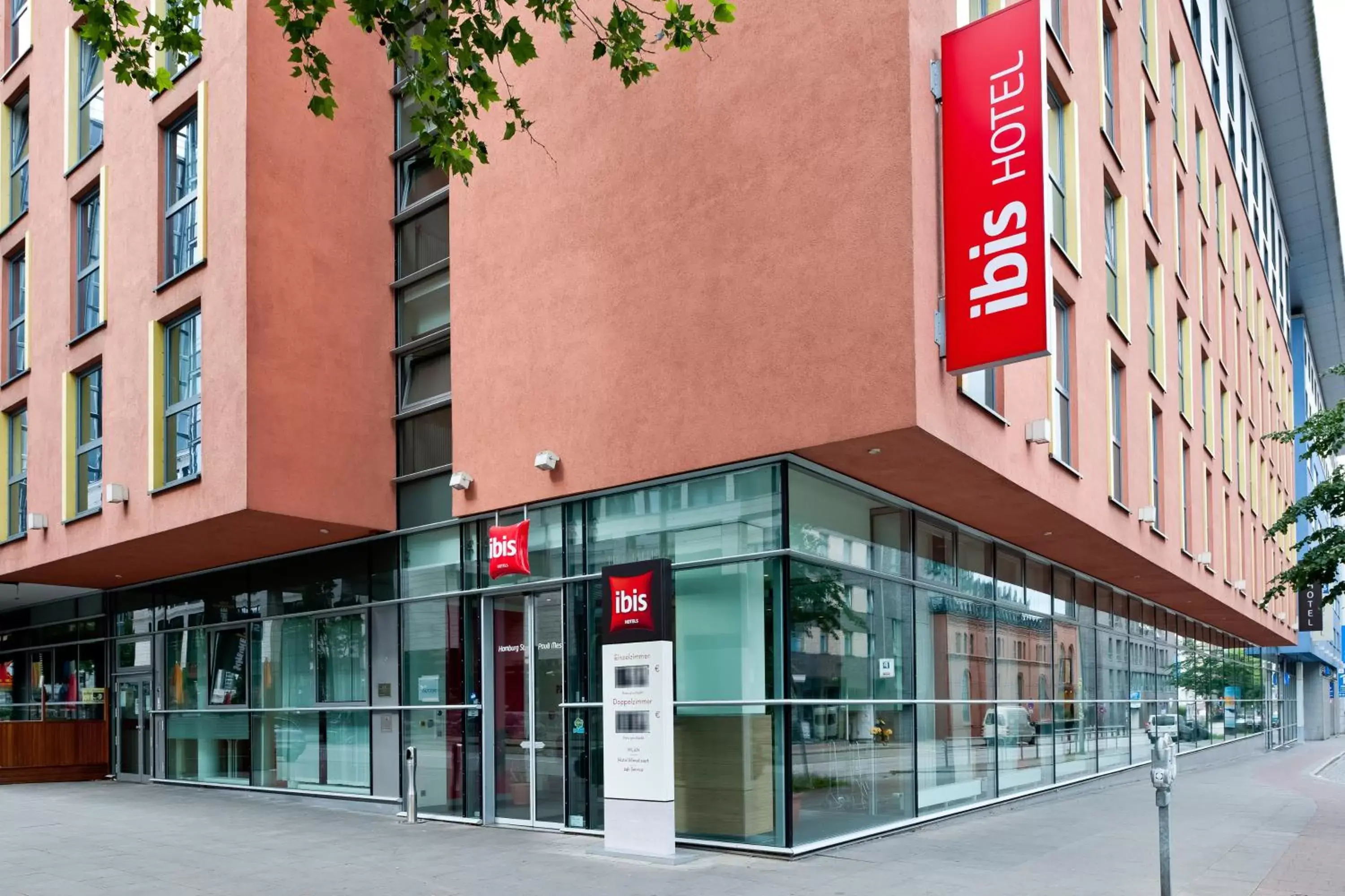 Facade/entrance, Property Building in ibis Hotel Hamburg St. Pauli Messe