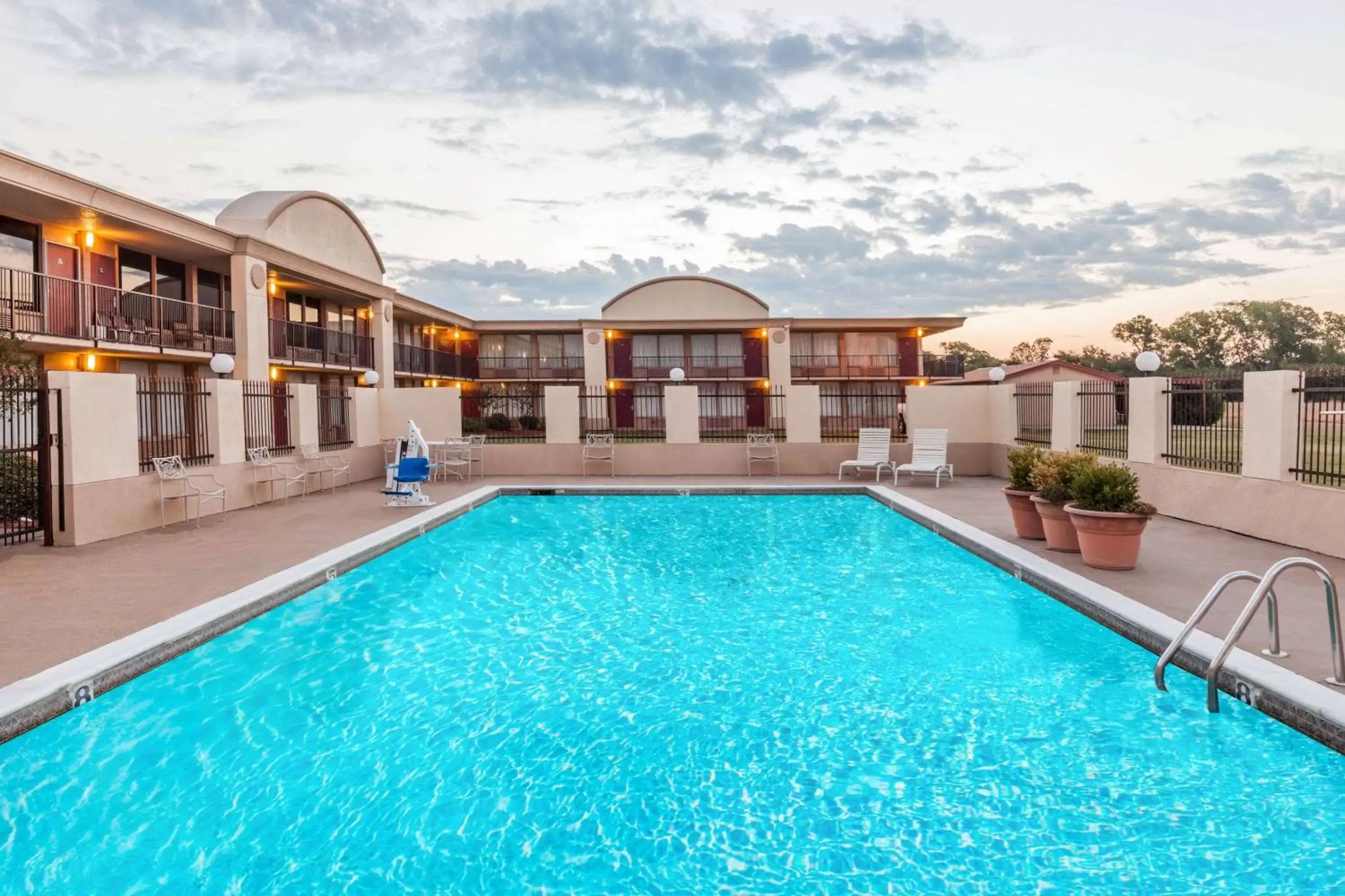 Pool view, Swimming Pool in Days Inn by Wyndham Hillsboro TX