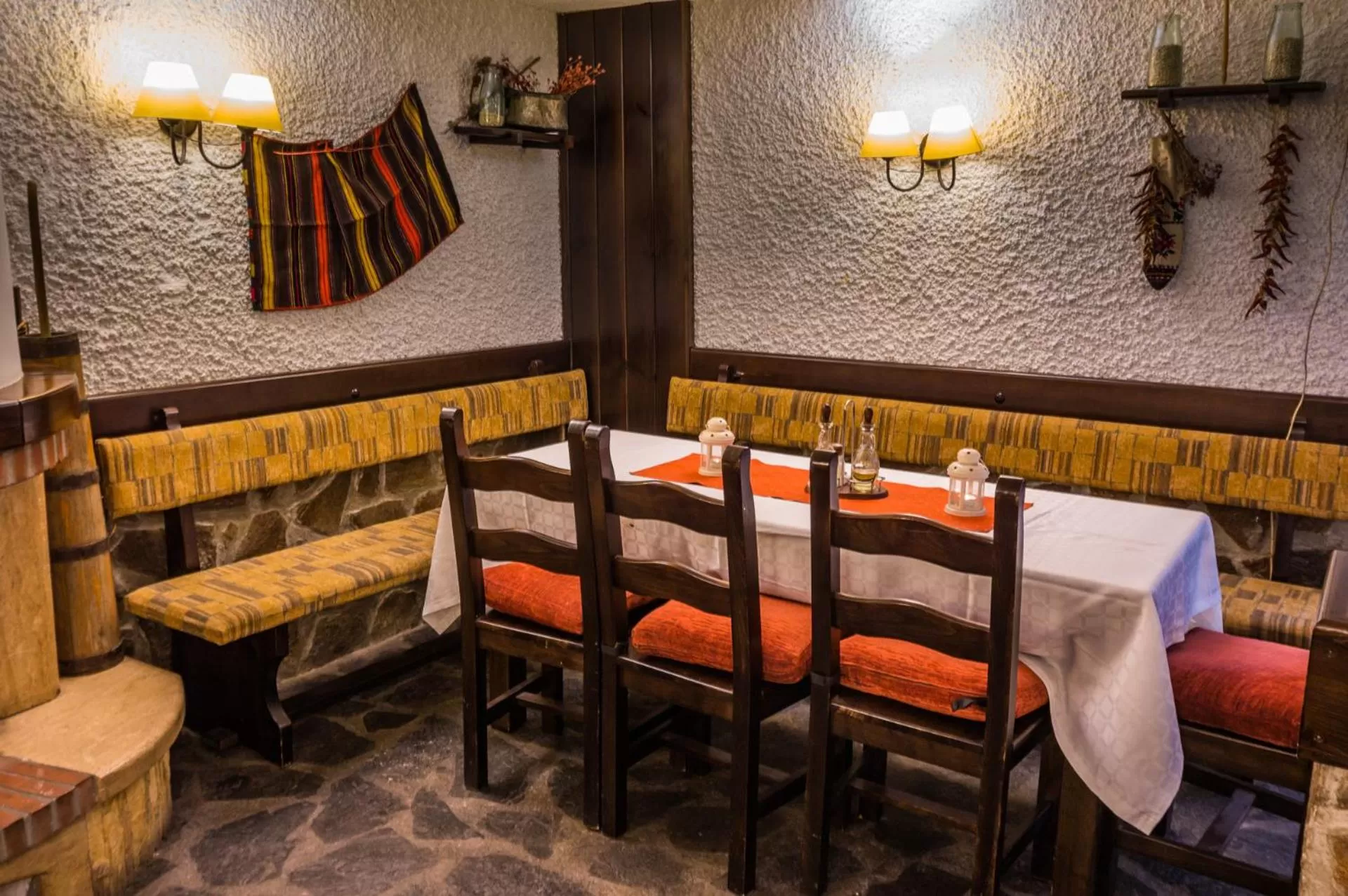 Restaurant/places to eat in Aneli Hotel