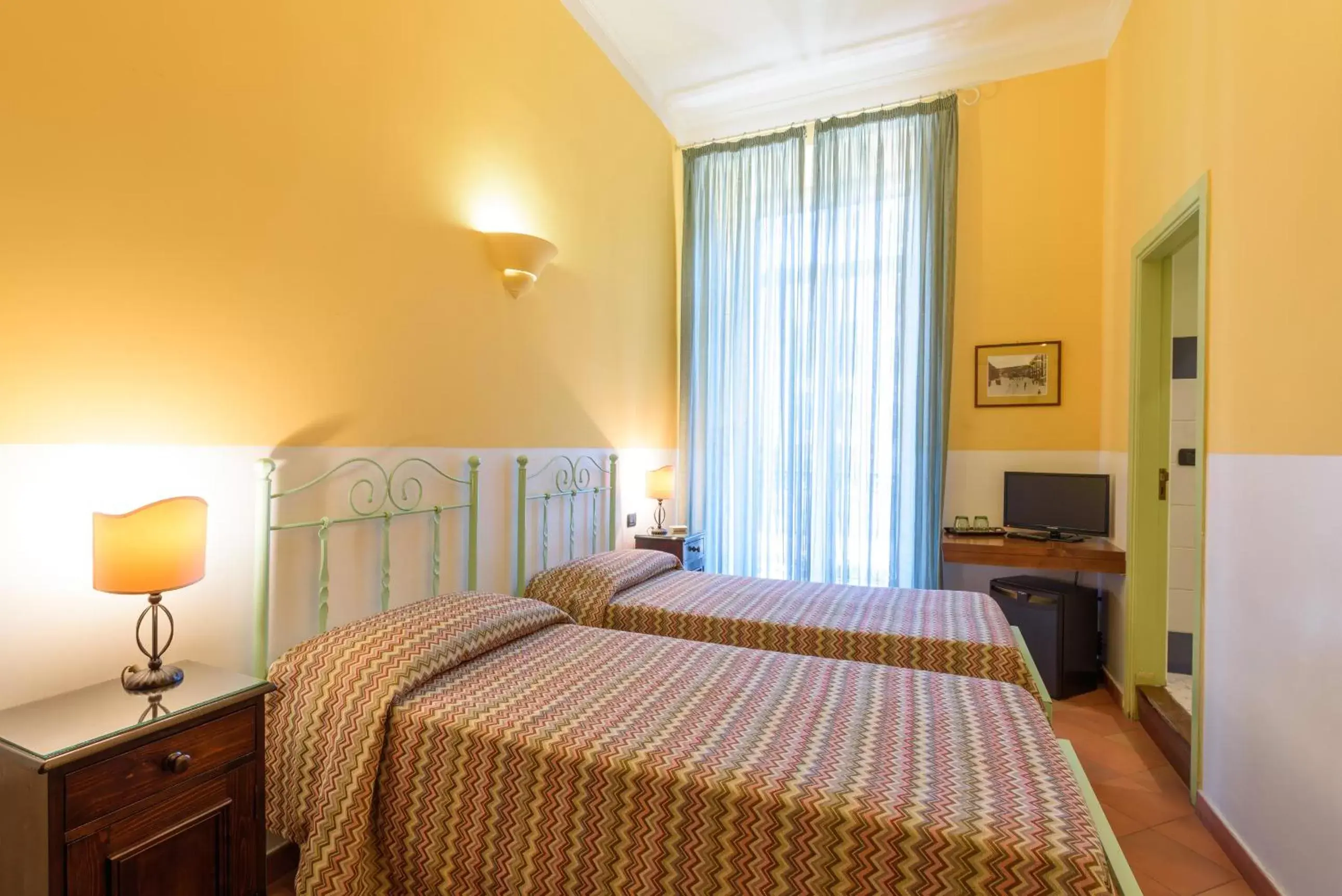 Bed in Hotel Mergellina