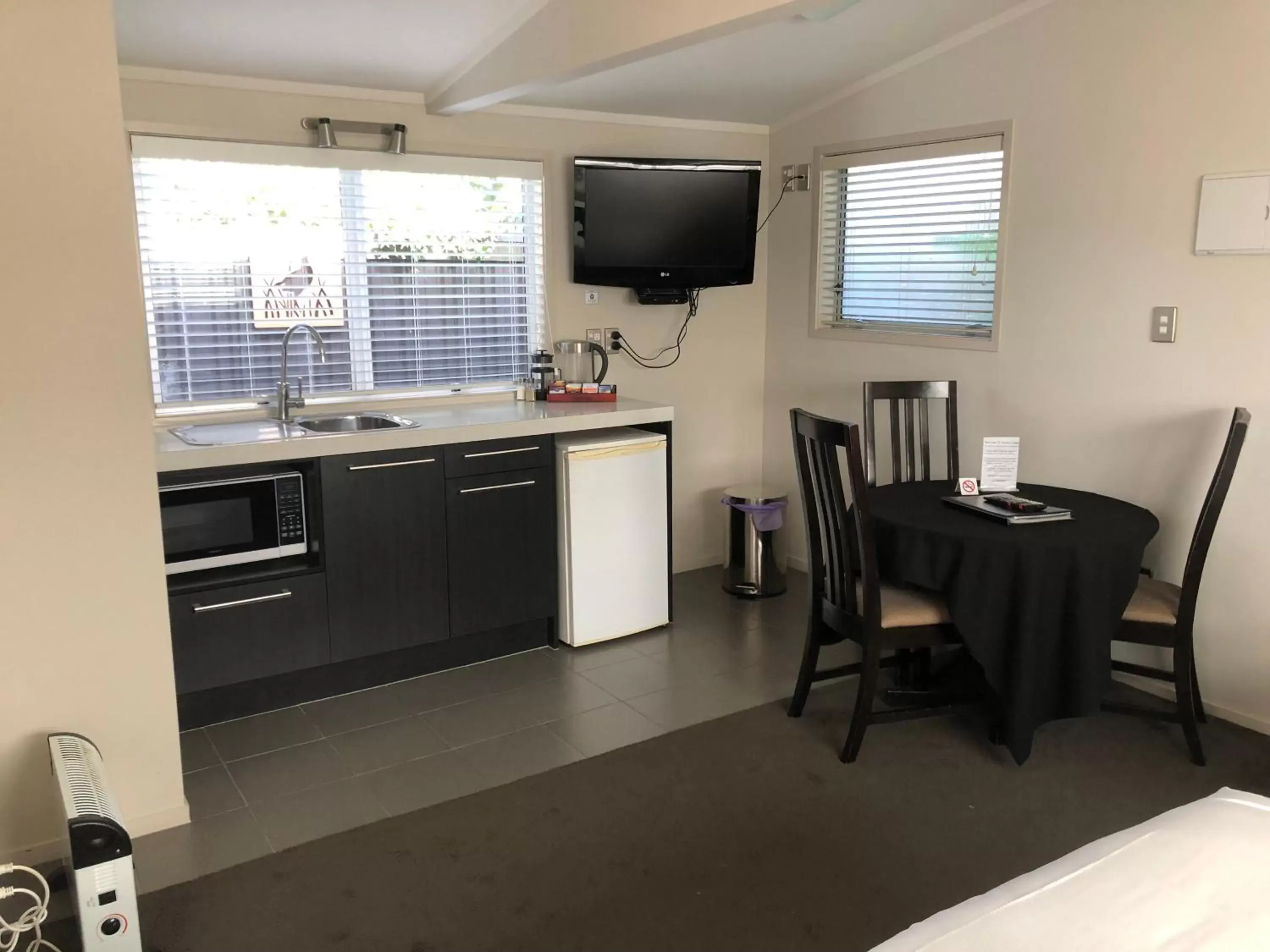 Kitchen/Kitchenette in Anchor Lodge Motel