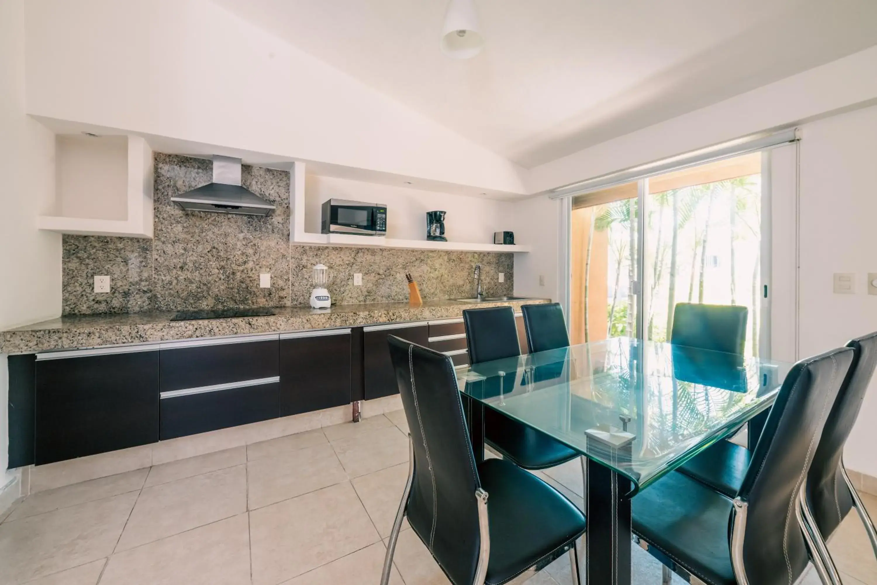 Kitchen or kitchenette, Dining Area in Hotel Ixzi Plus