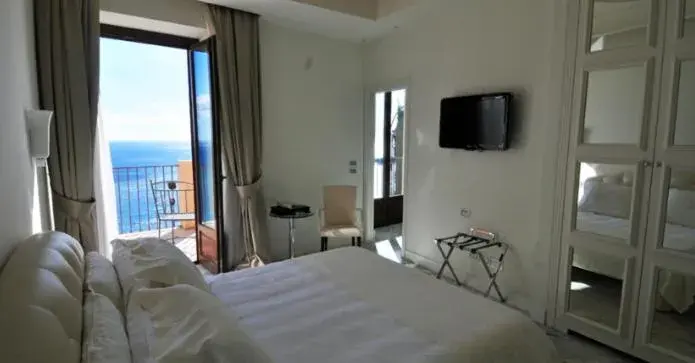 Bed, Sea View in Hotel Metropole Taormina