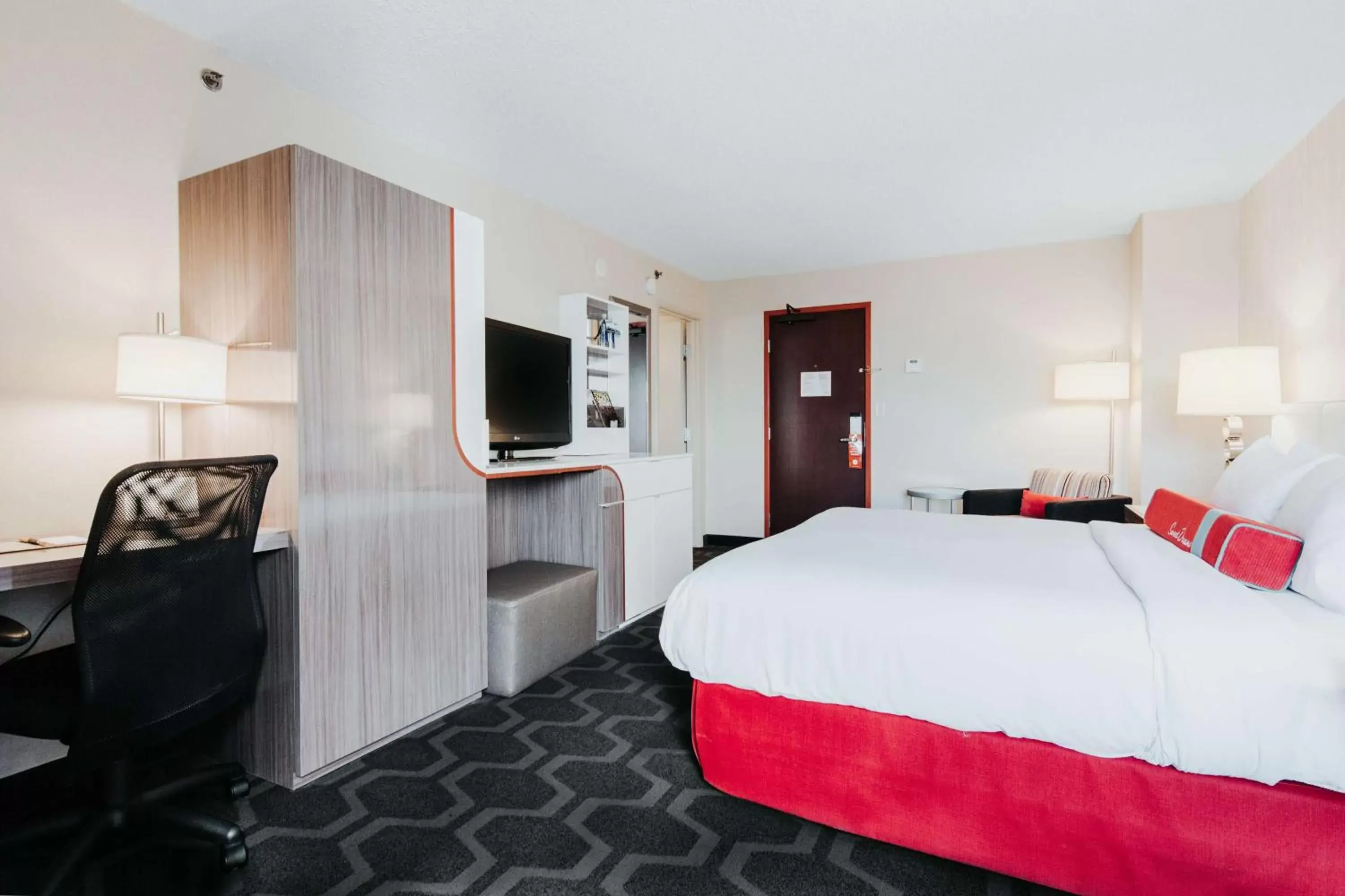 Bed, TV/Entertainment Center in the Curtis Denver - A DoubleTree by Hilton Hotel