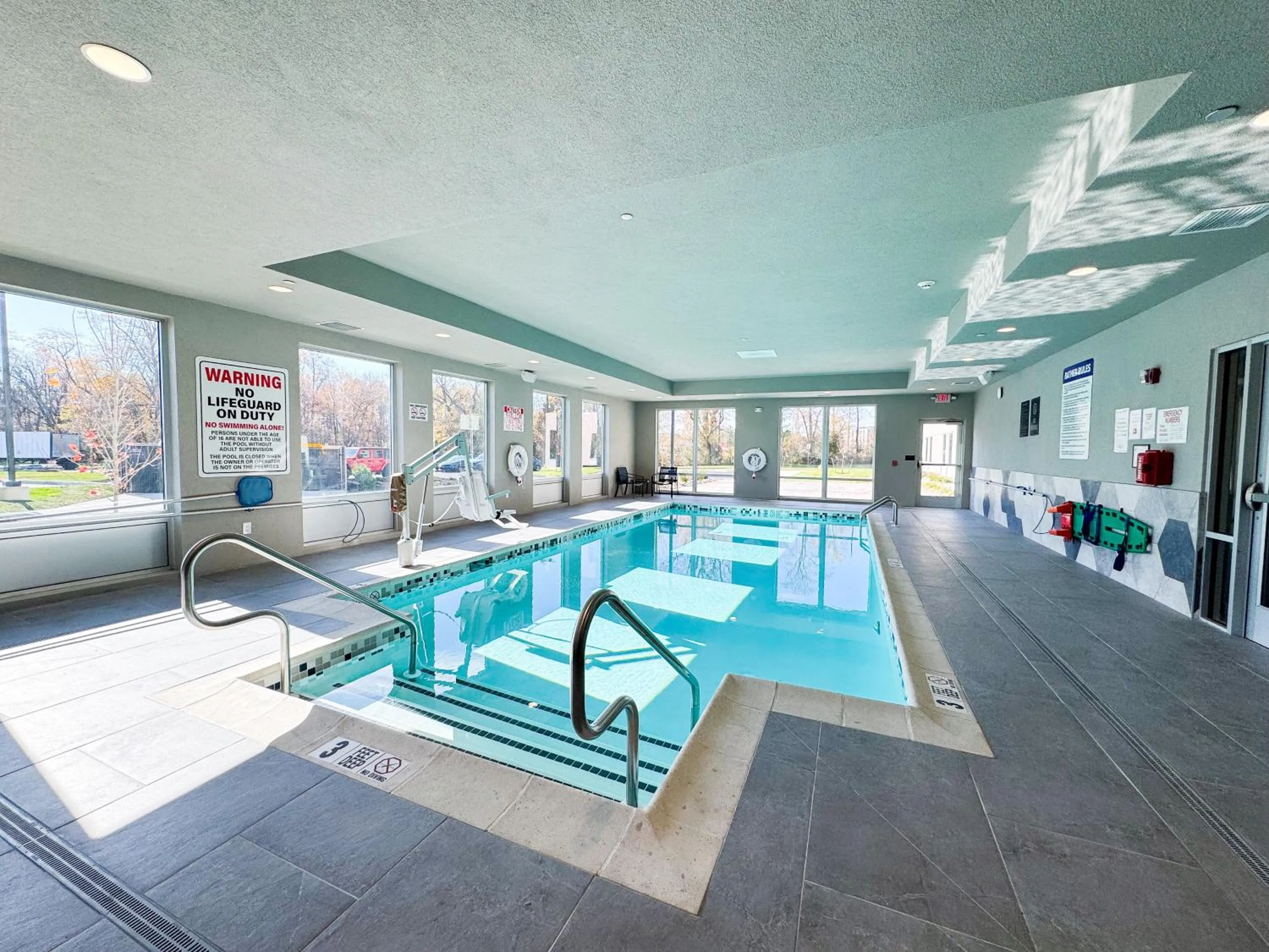 Swimming pool in La Quinta Inn & Suites by Wyndham Mount Laurel Moorestown