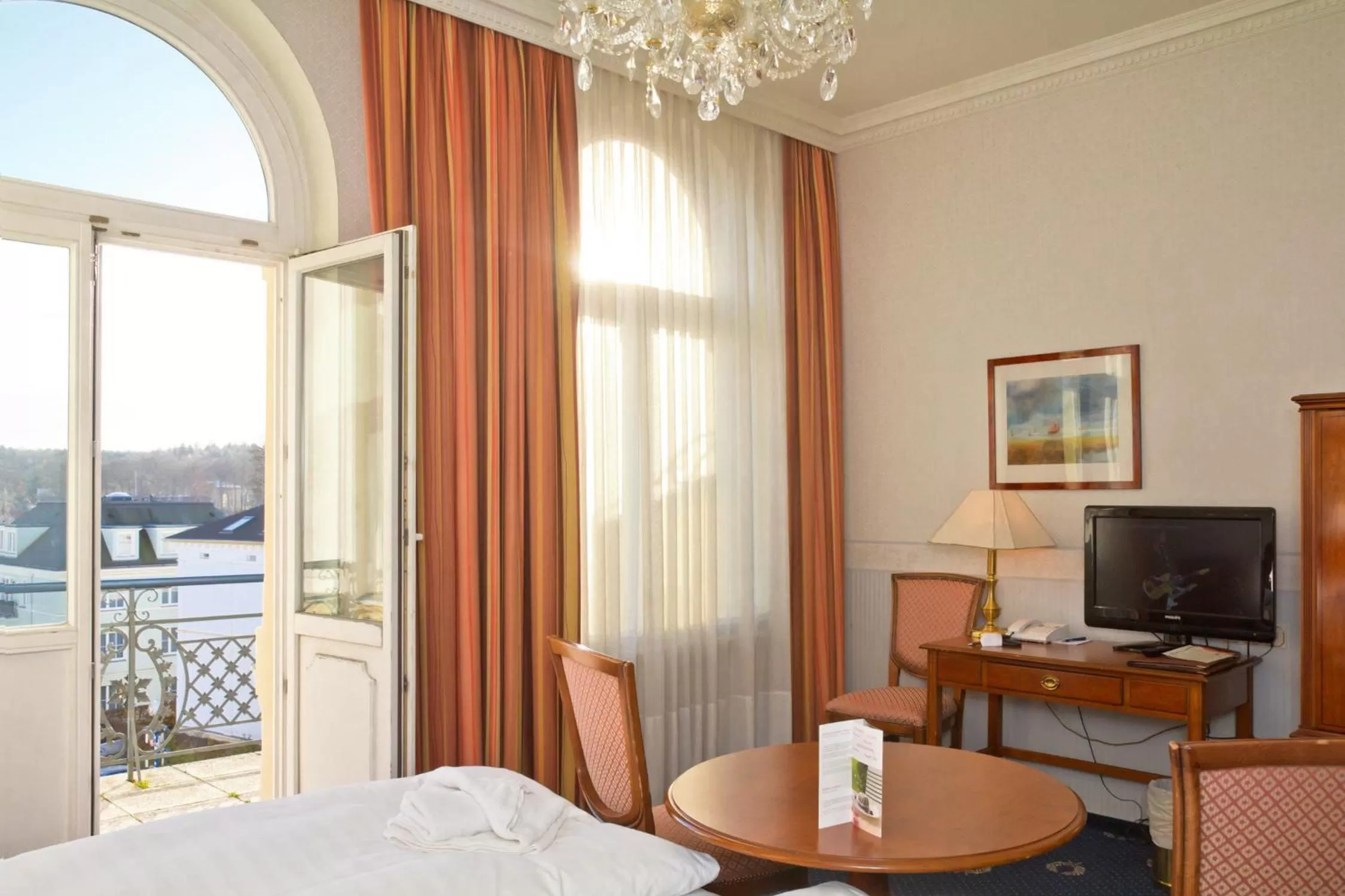 TV and multimedia, Bed in SEETELHOTEL Villa Esplanade mit Aurora die zwei Villen als Rückzugsorte mit Stil, Genuss und Geschichte