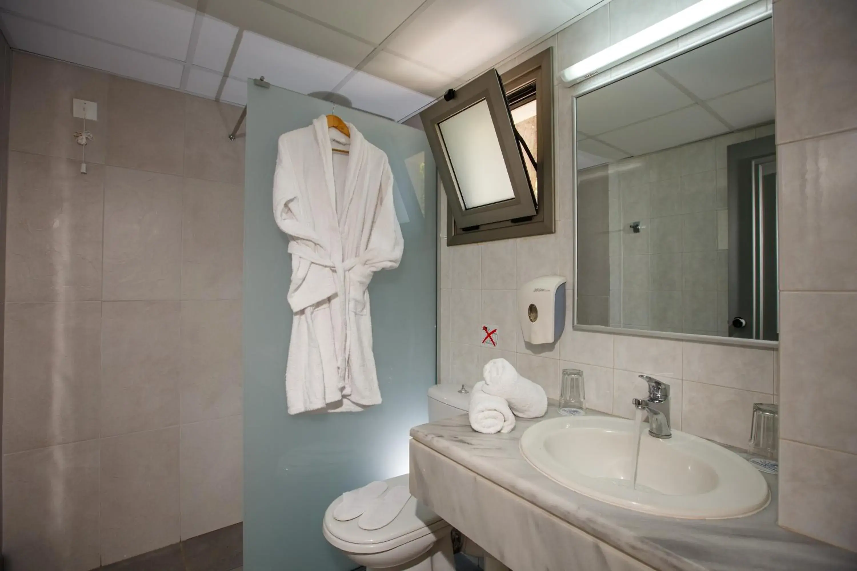 Shower, Bathroom in Europa Beach Hotel