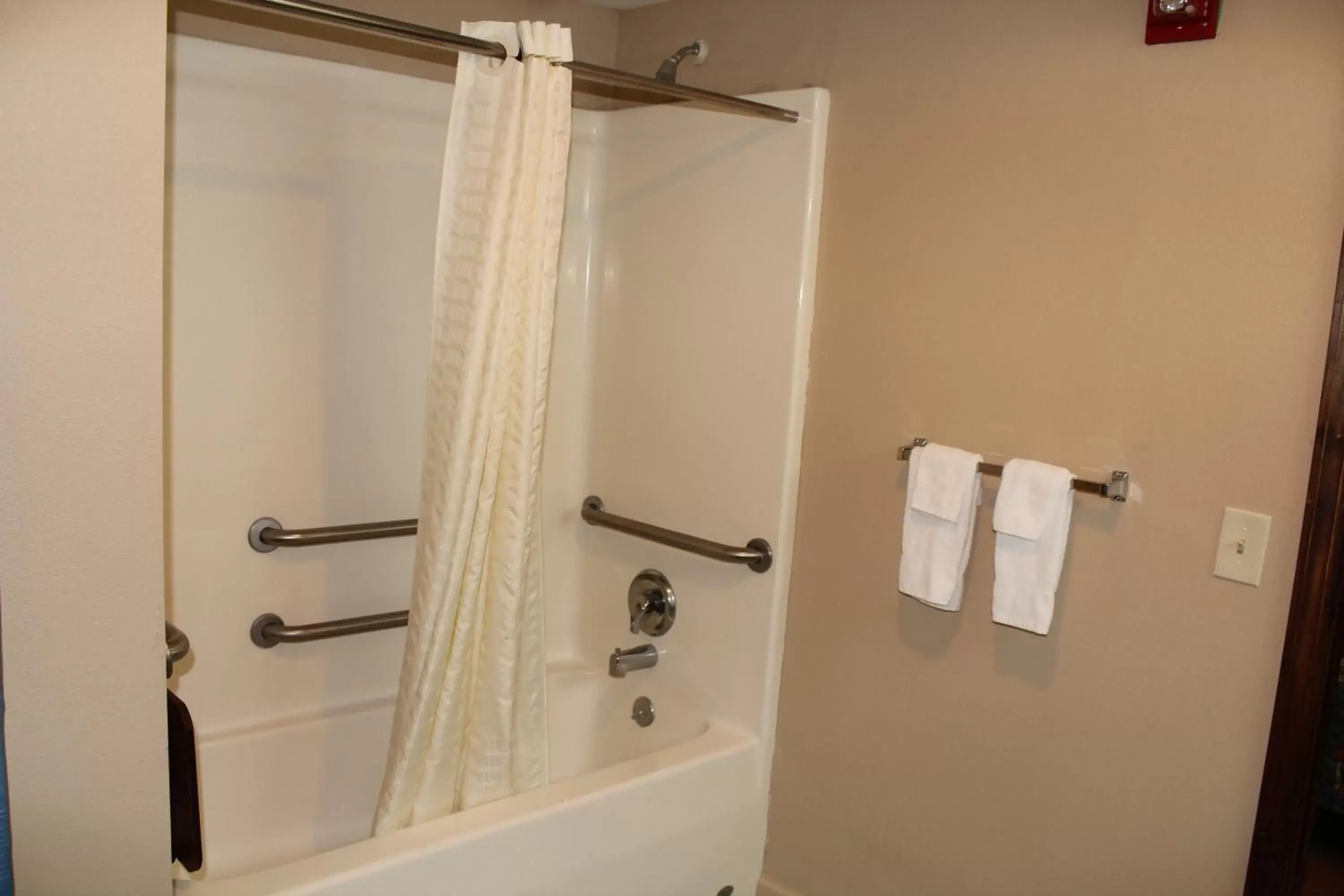 Shower, Bathroom in Highland Inn Denham Springs Baton Rouge East