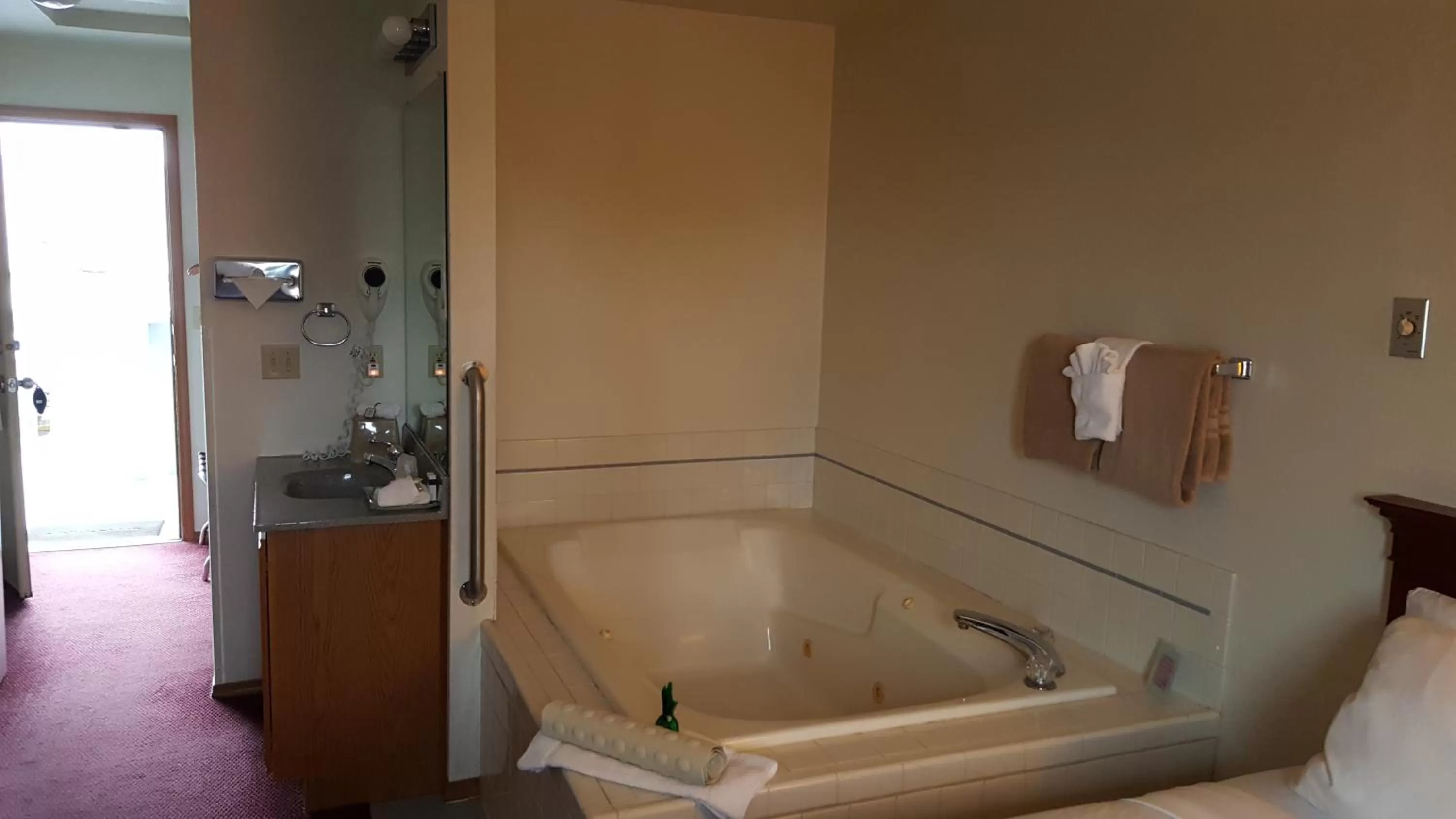 Golfcourse, Bathroom in Hillcrest Inn