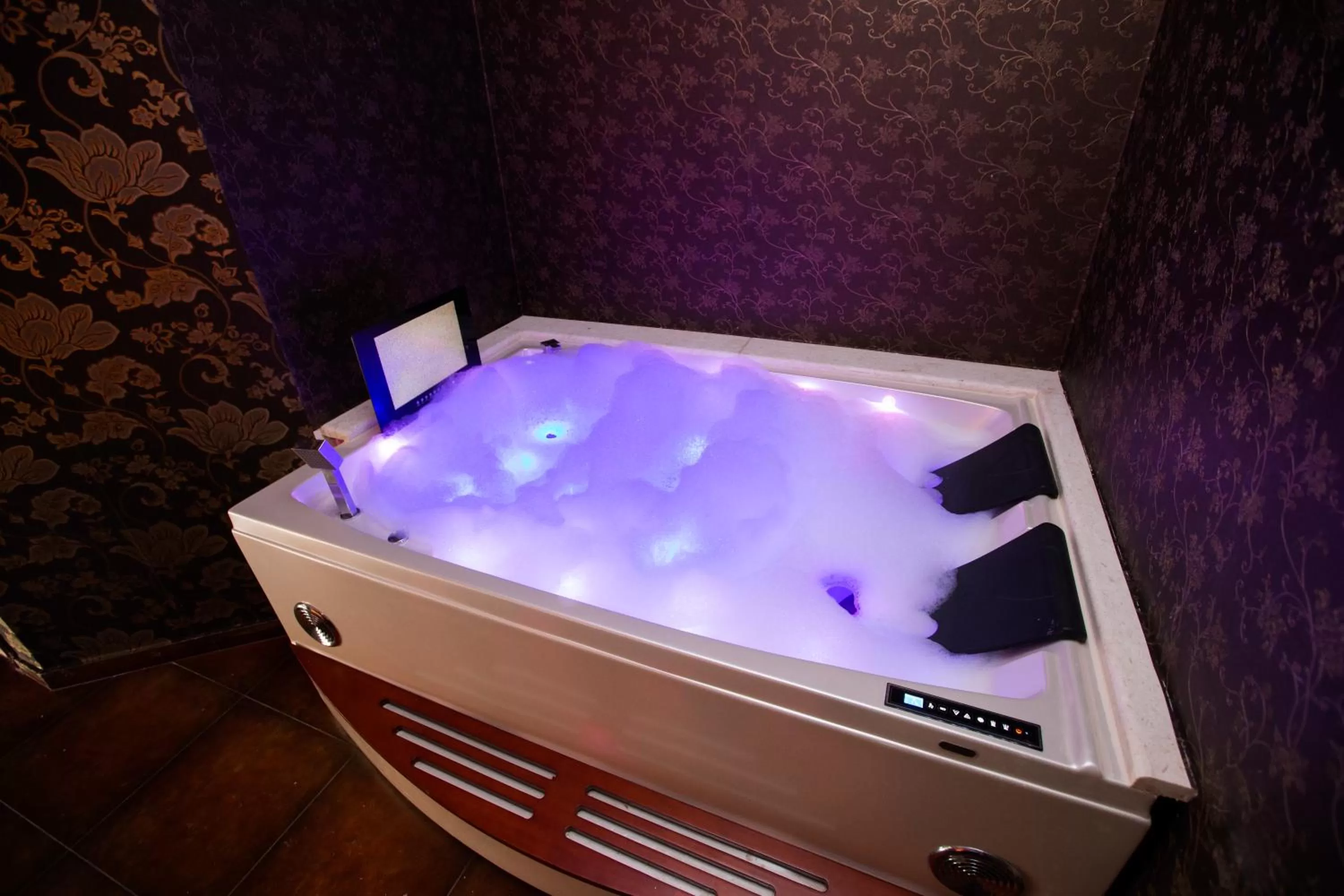 Hot Tub in Petriti & Spa