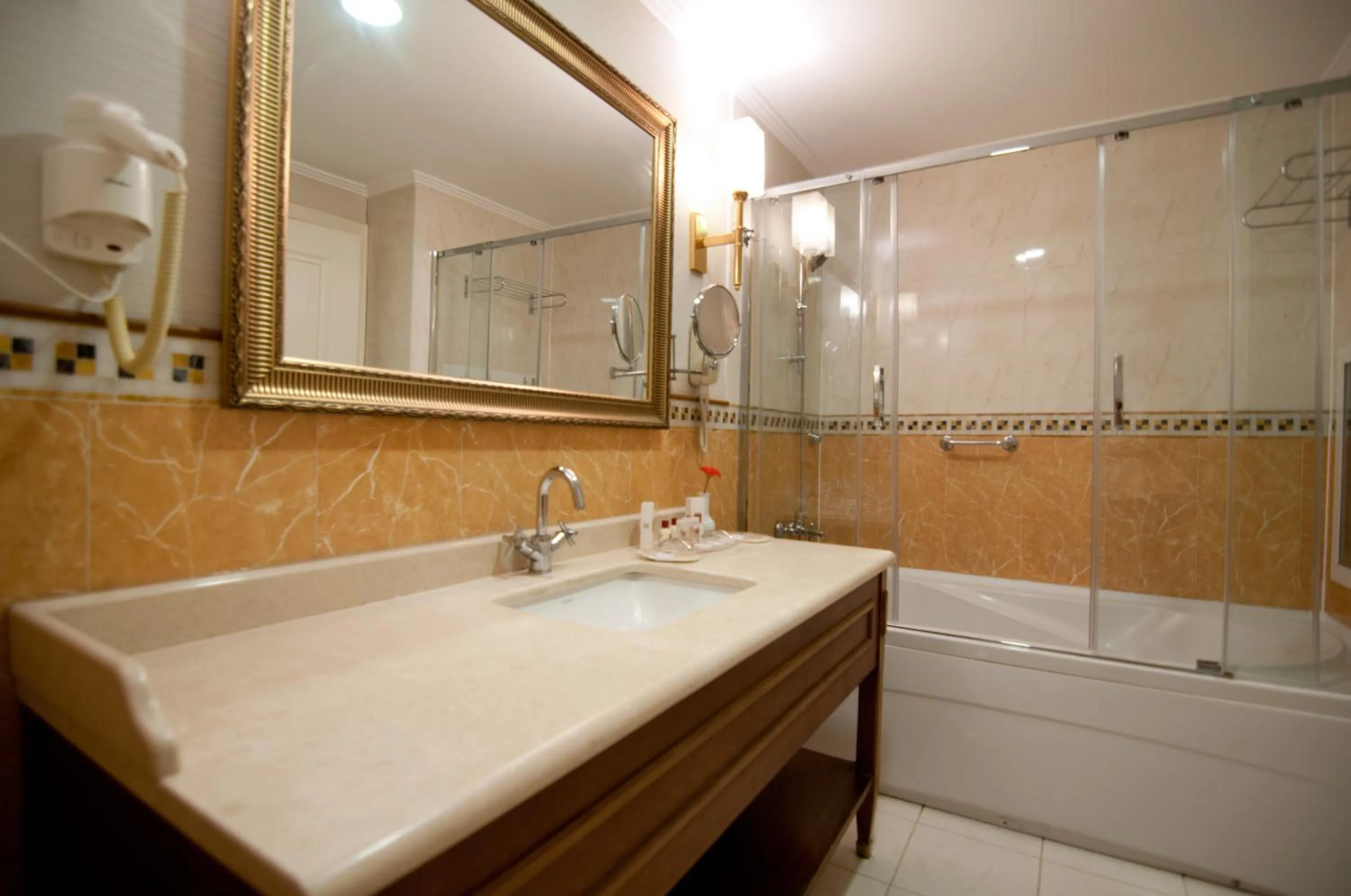 Shower in Taksim Metropark Hotel