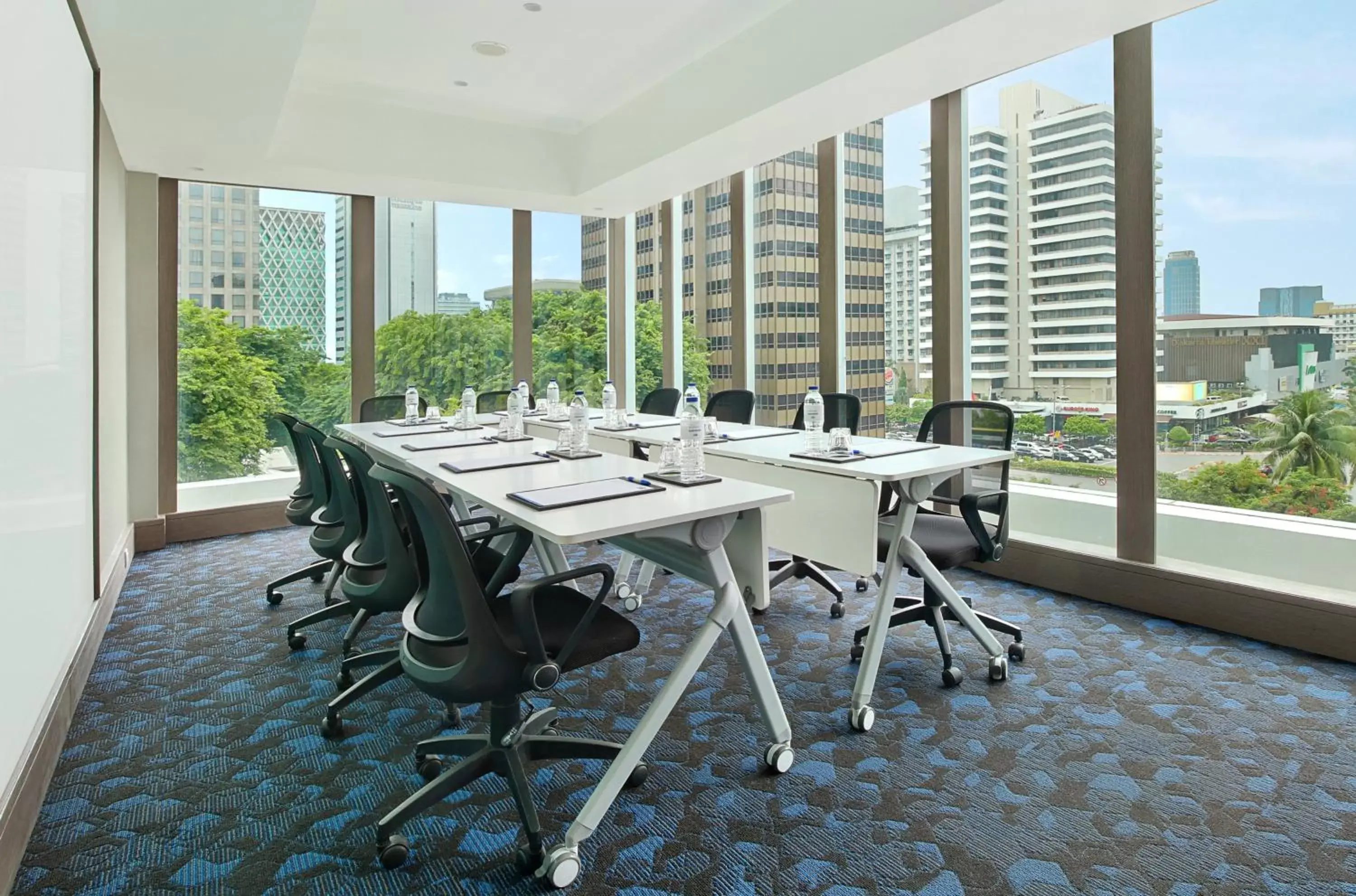 Meeting/conference room in Holiday Inn Express Jakarta Wahid Hasyim, an IHG Hotel