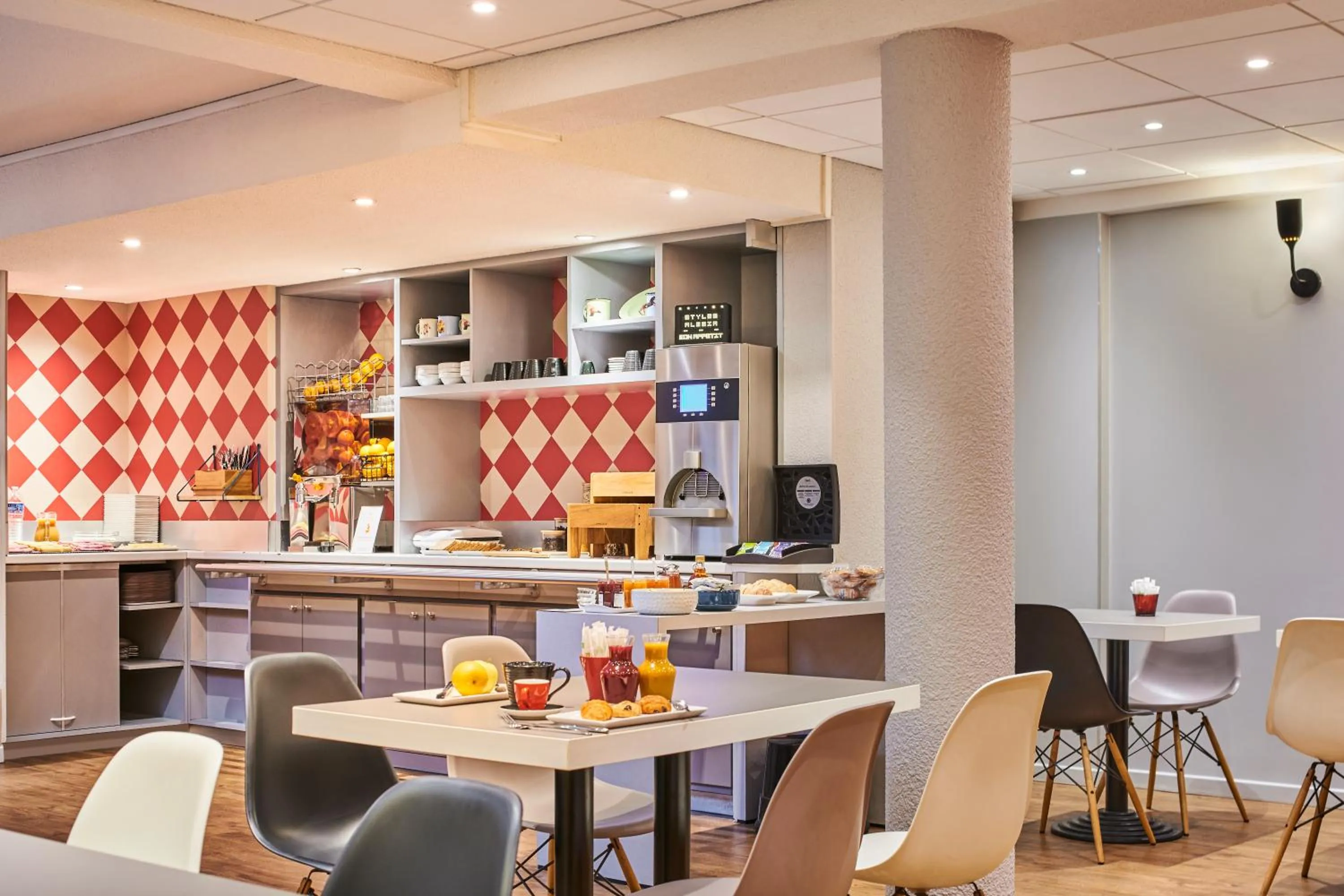 Restaurant/places to eat in ibis Styles Paris Alesia Montparnasse