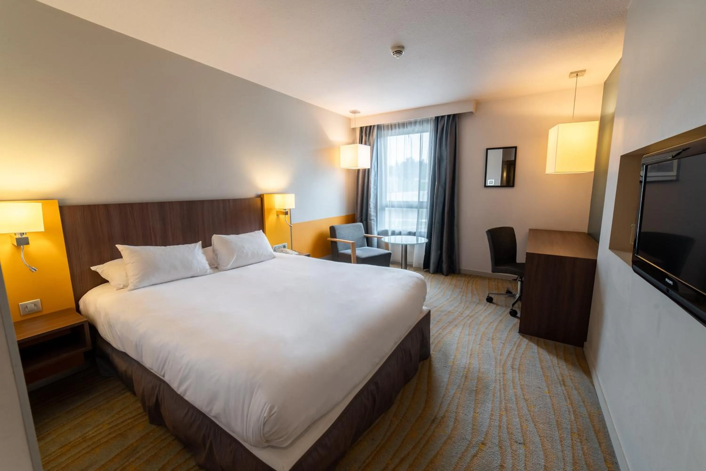 Photo of the whole room, Bed in Holiday Inn Lyon Vaise by IHG