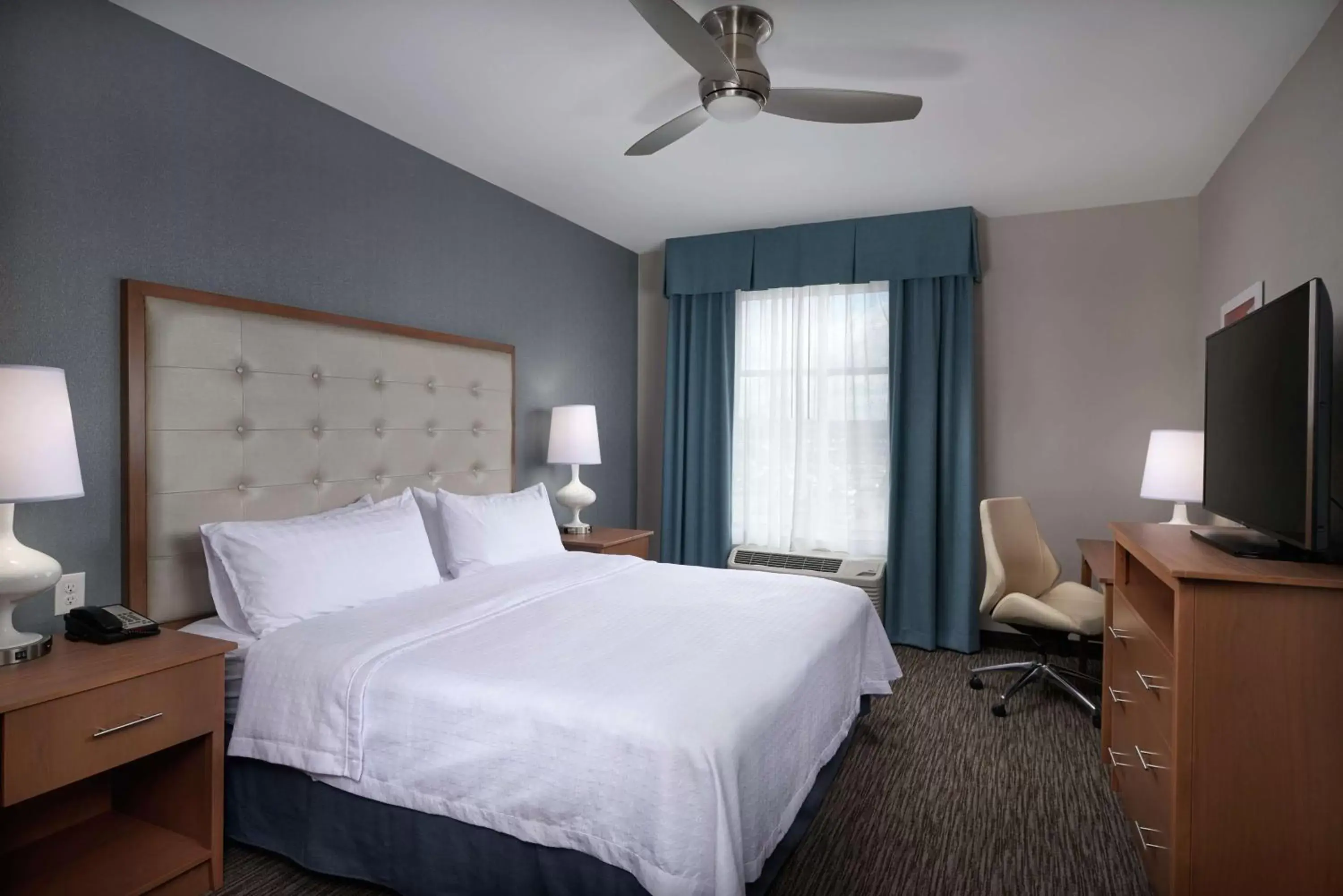 Bedroom, Bed in Homewood Suites By Hilton Cincinnati Midtown