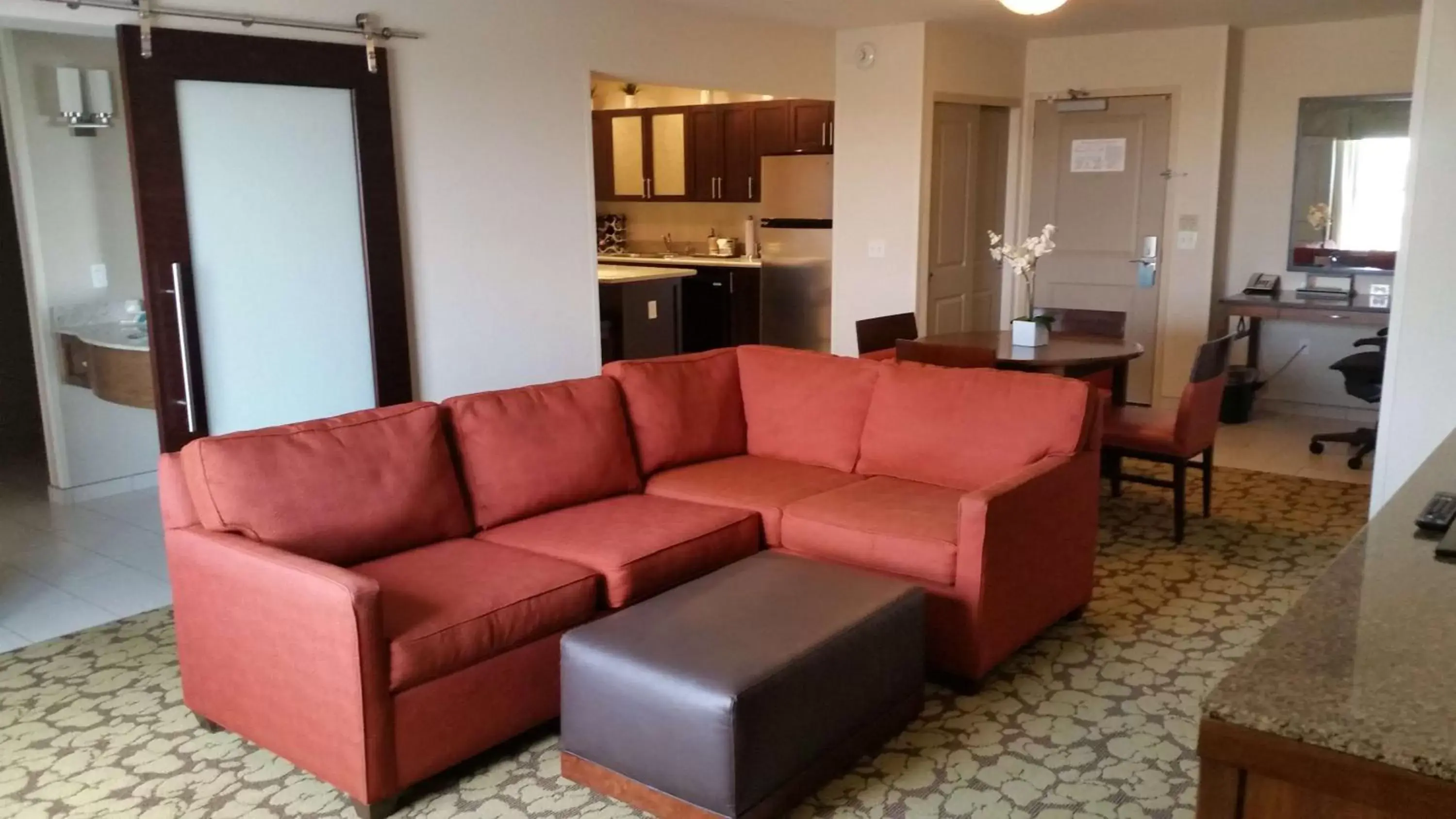 Living room, Seating Area in Hilton Garden Inn Olathe