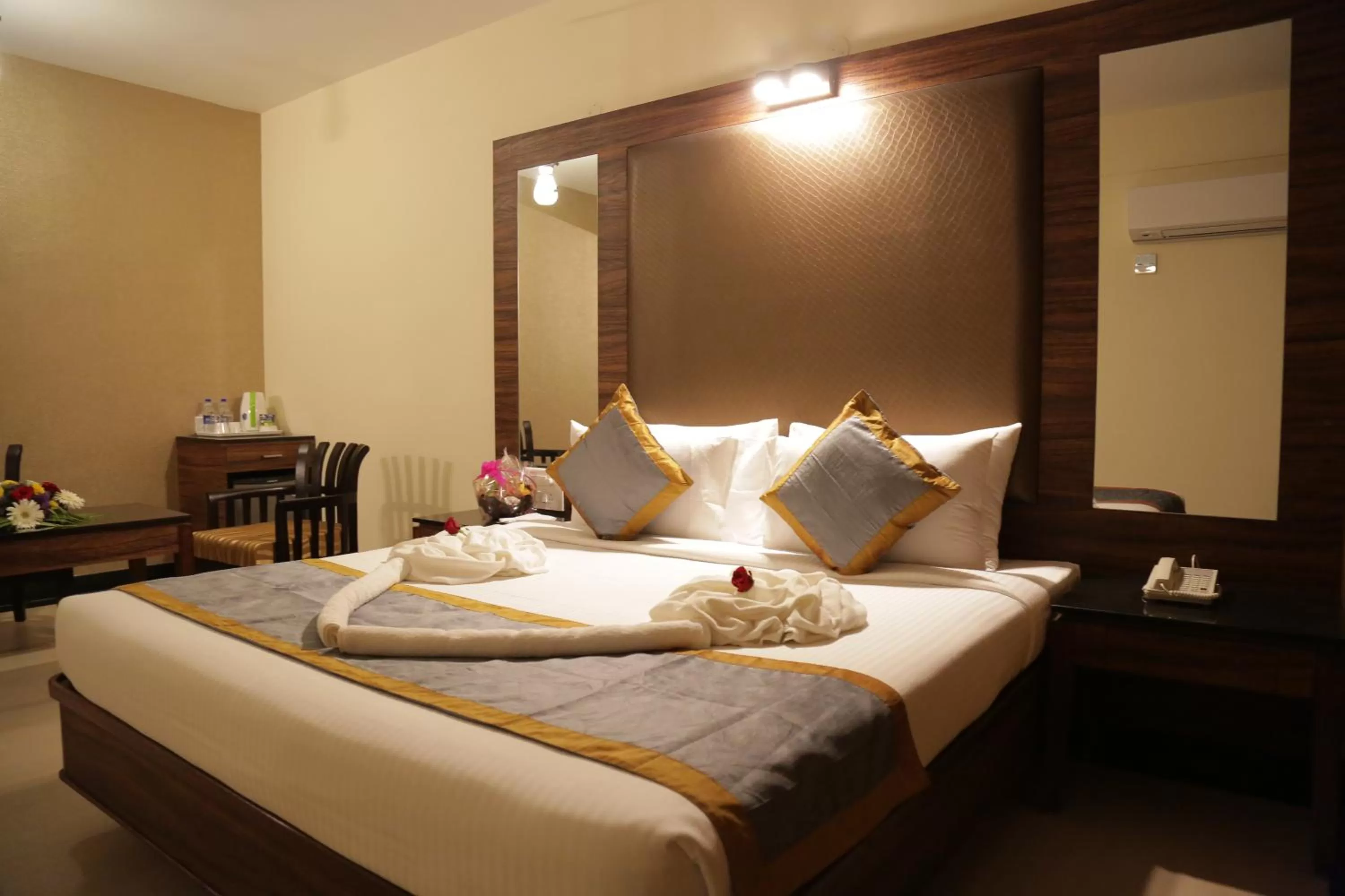 Photo of the whole room, Bed in Rangalaya Royal