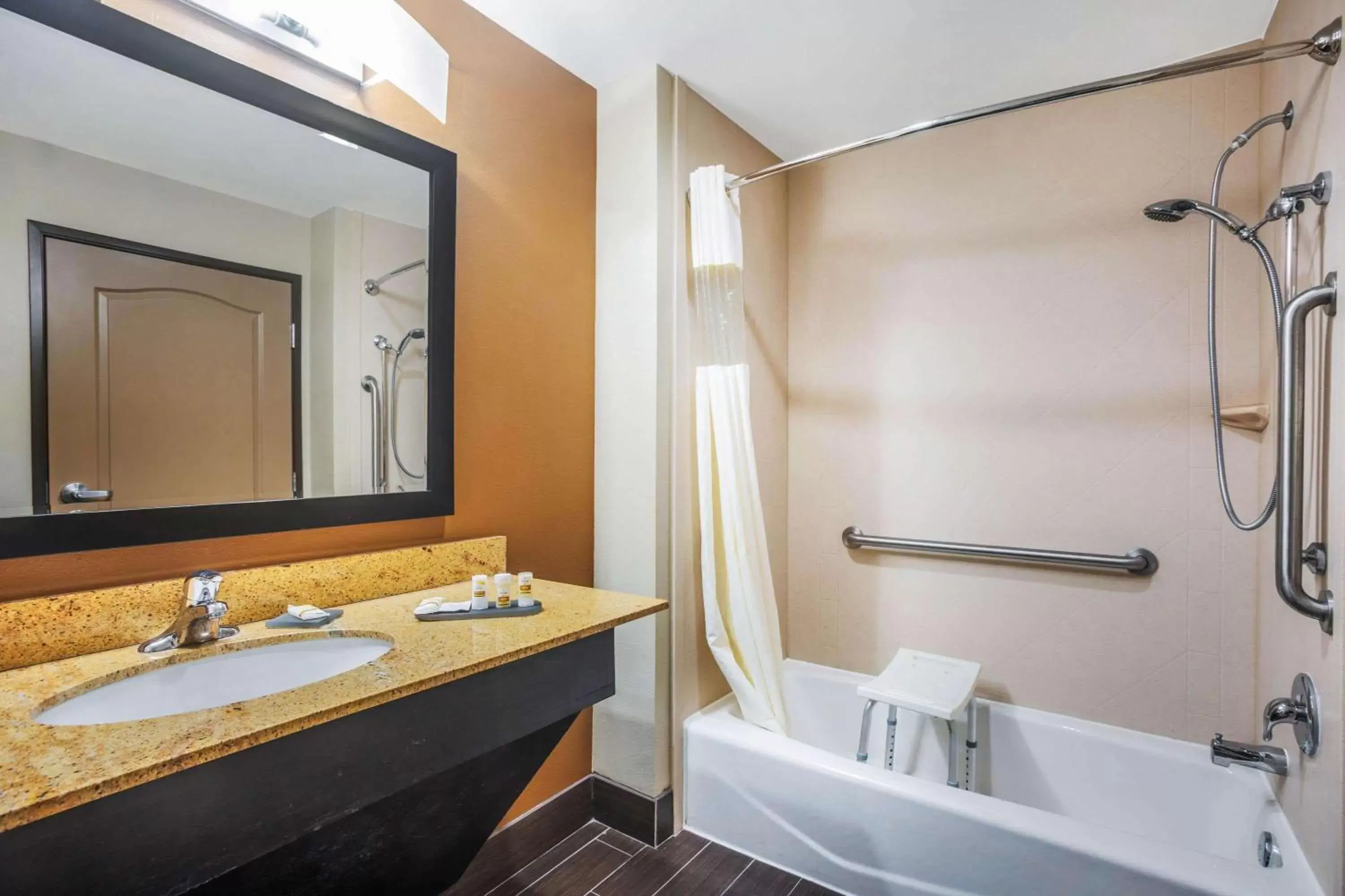 Bathroom in La Quinta Inn & Suites by Wyndham Beeville