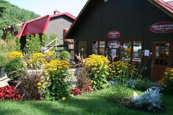 Garden, Property Building in Auberge du Lac Morency