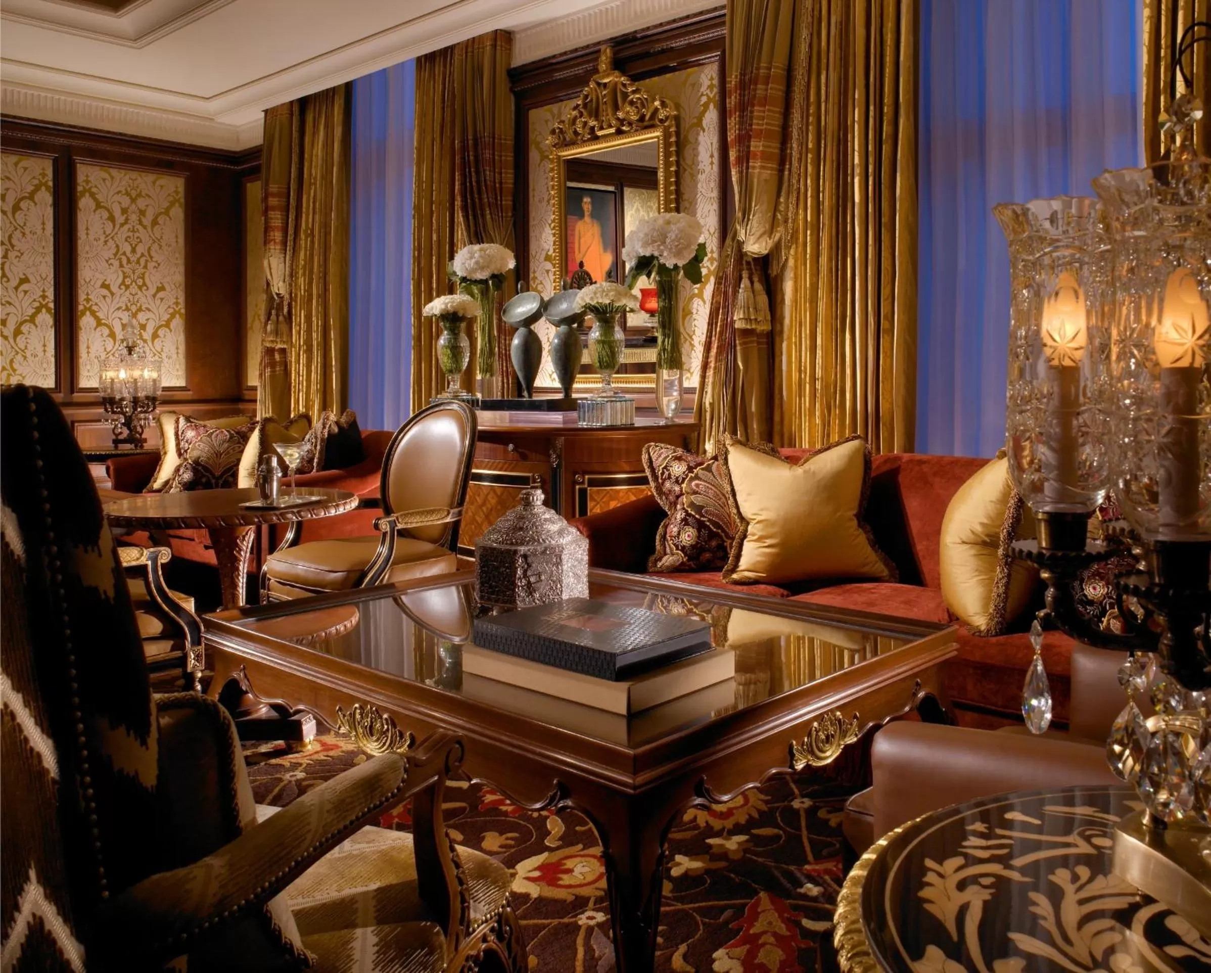 Lounge or bar in The Leela Palace New Delhi