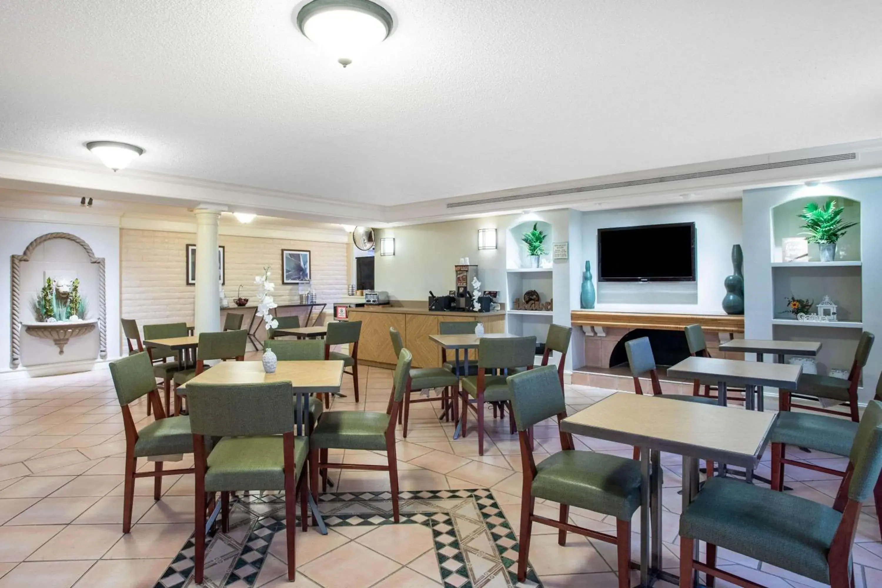 Lobby or reception, Restaurant/Places to Eat in La Quinta Inn by Wyndham Huntsville Research Park