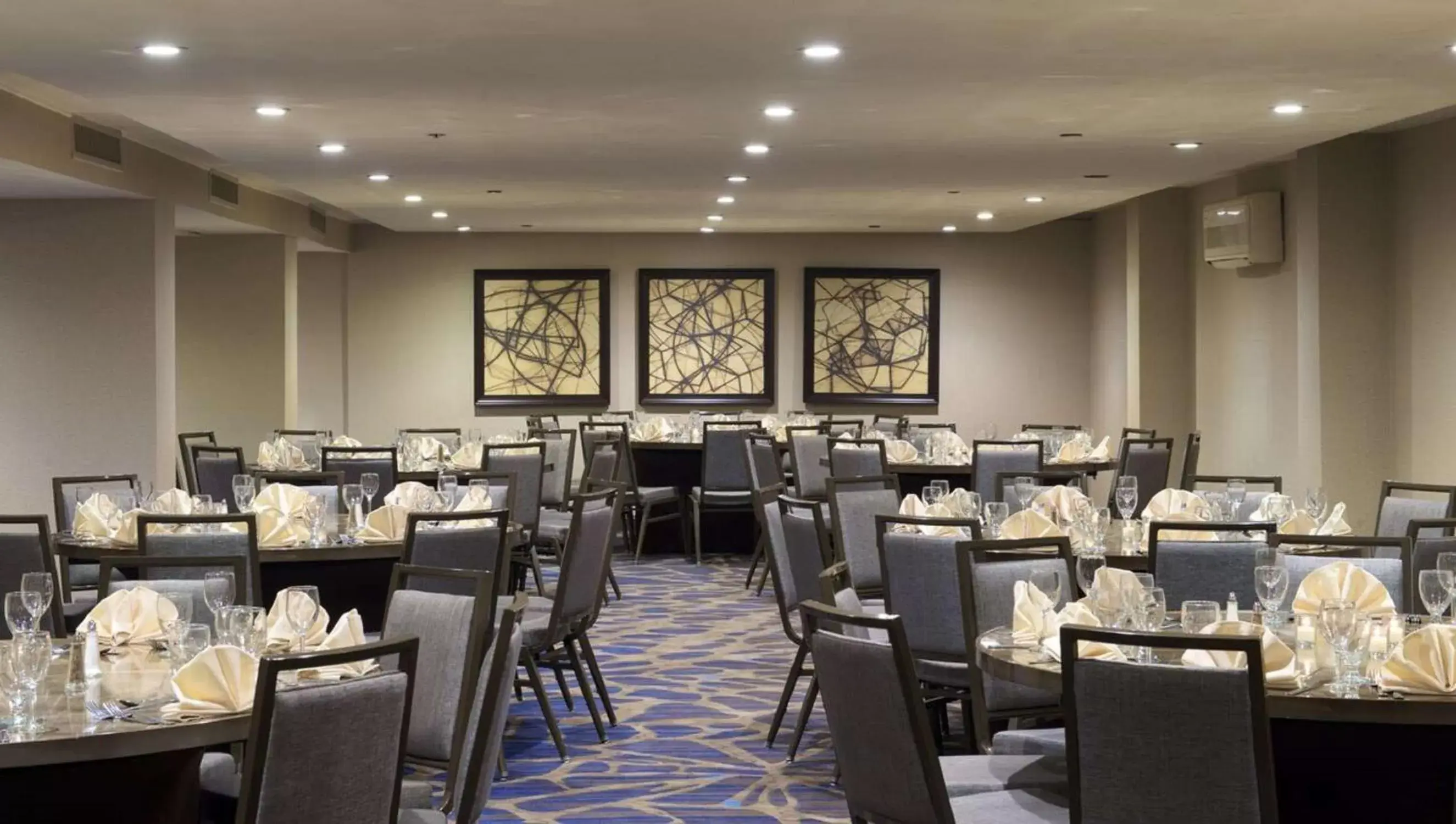 Meeting/conference room, Restaurant/Places to Eat in Hampton Inn Parsippany