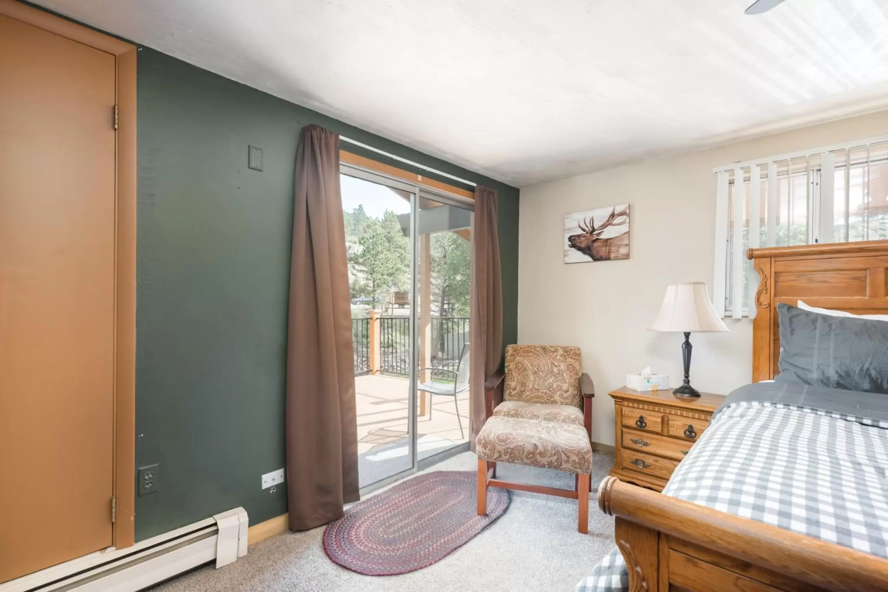 Bedroom, Bed in 4 Seasons Inn on Fall River Bedroom, Bed in 4 Seasons Inn on Fall River