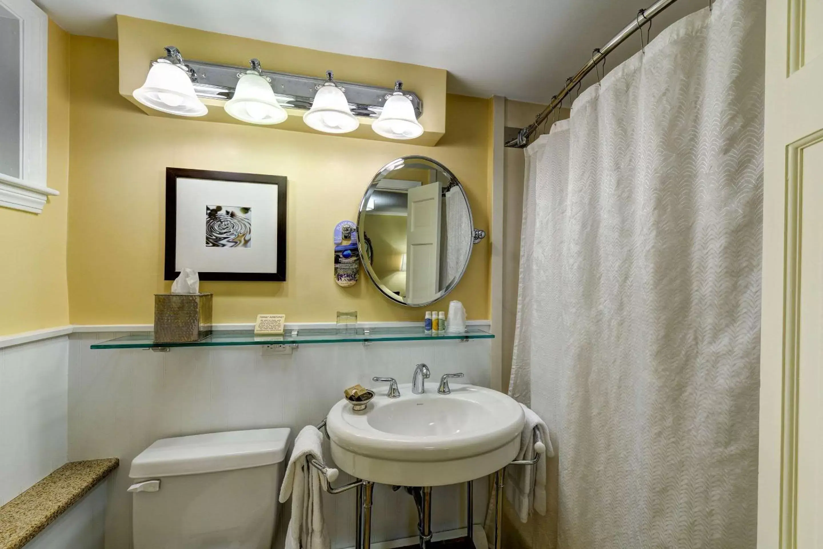 Bathroom in Port Inn and Suites Portsmouth, Ascend Hotel Collection