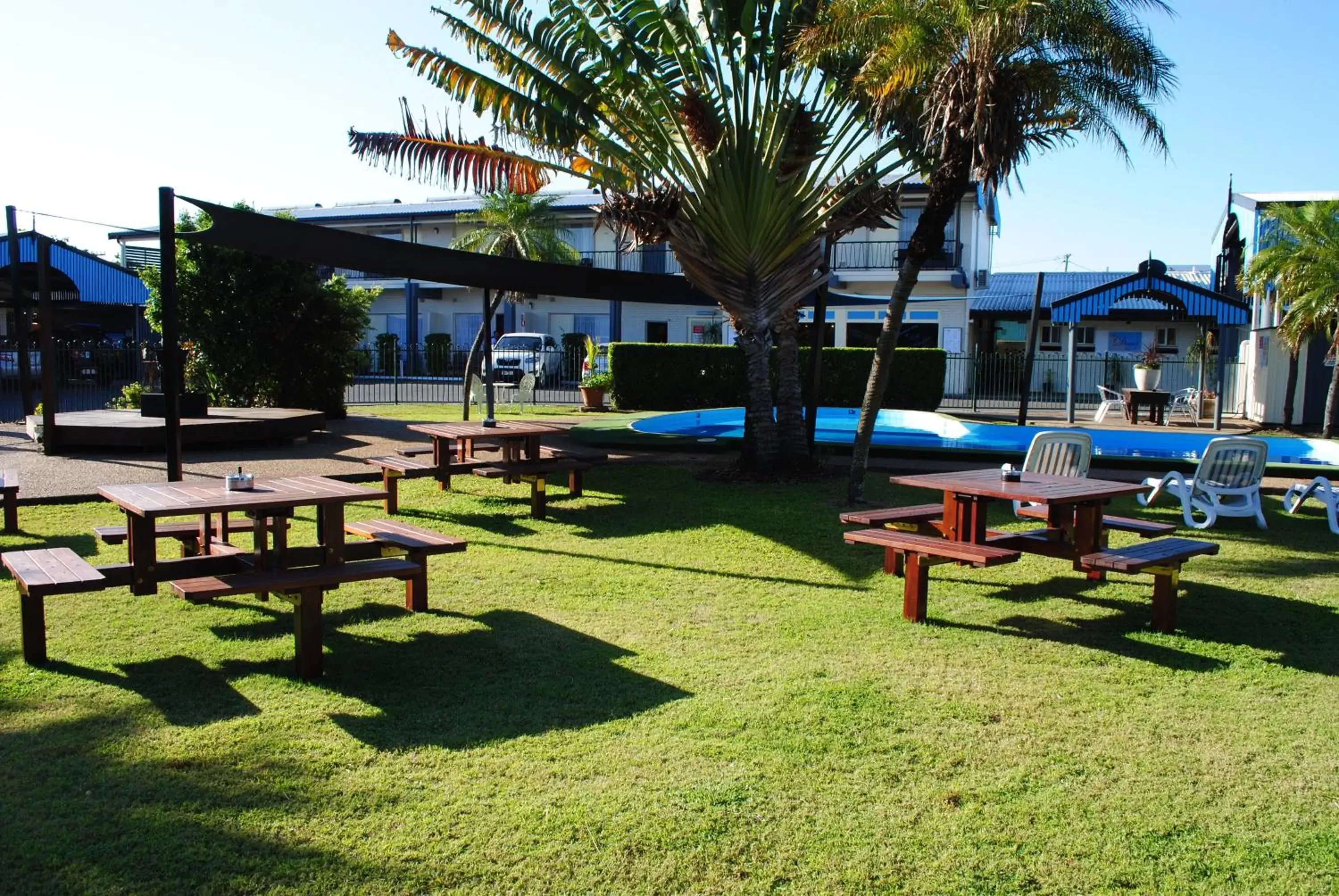 BBQ facilities, Swimming Pool in David Motor Inn