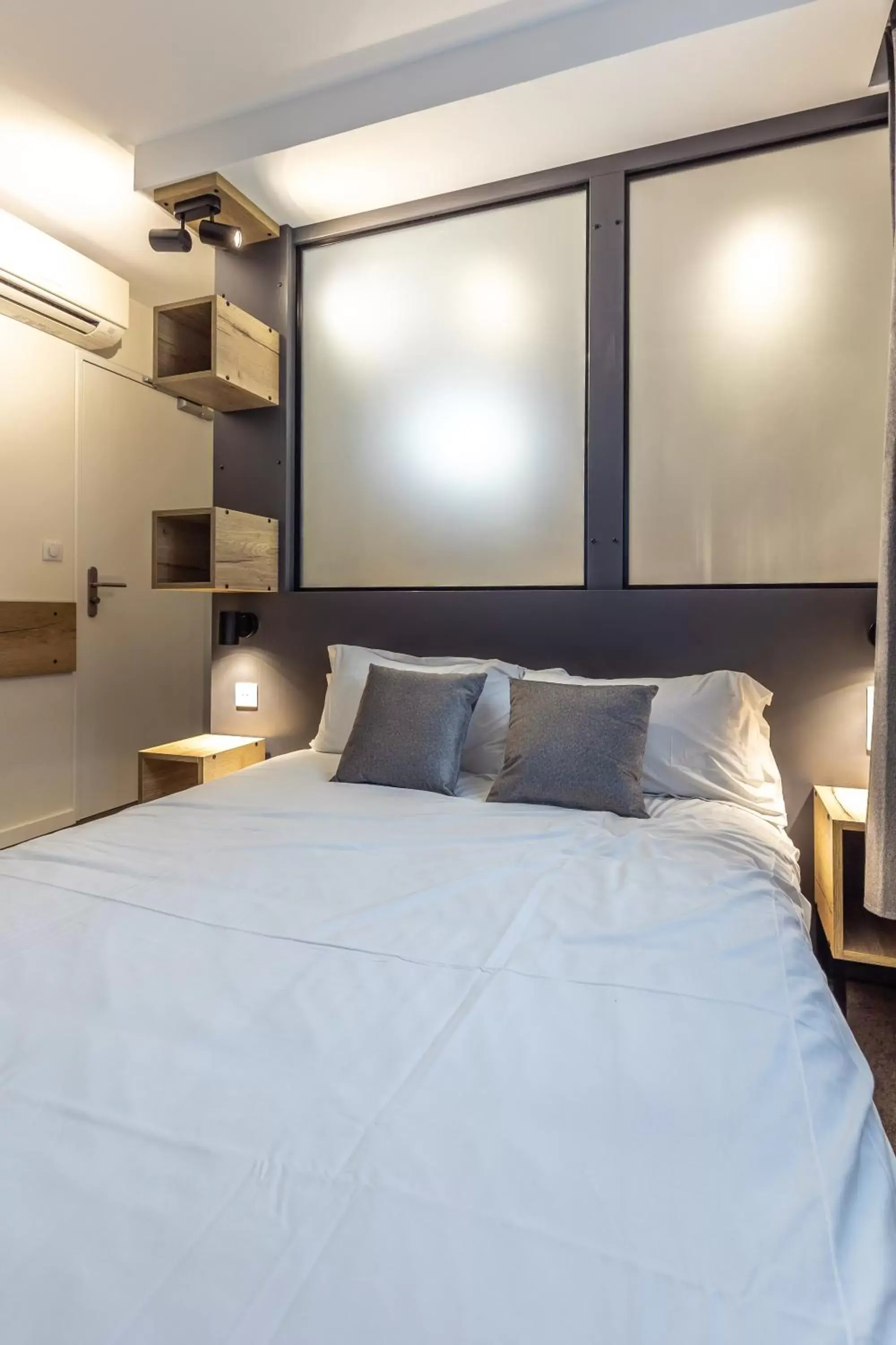 Bedroom, Bed in The Originals City, Hôtel Hélios, Roanne Nord (Inter-Hotel)