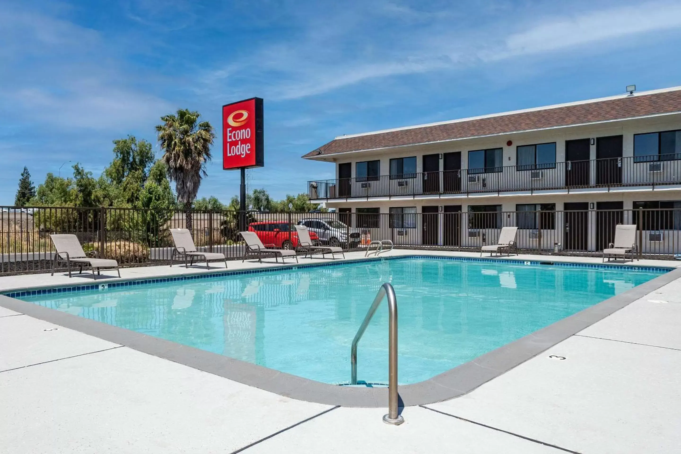 Swimming pool, Property Building in Econo Lodge Stockton near I-5 Fairgrounds