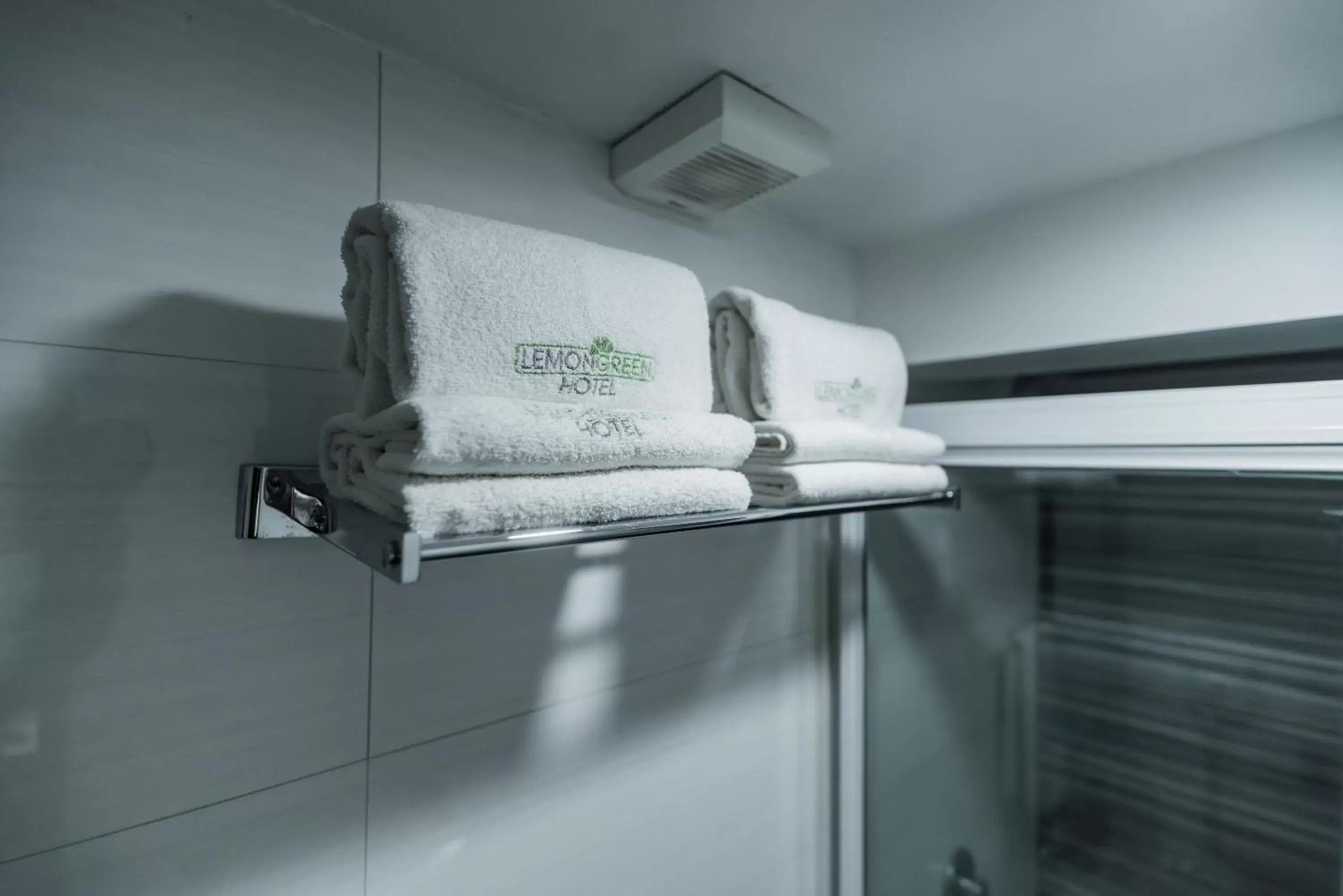 towels, Bathroom in HOTEL LEMON GREEN -Zona Expo Frente al Centro de Convenciones