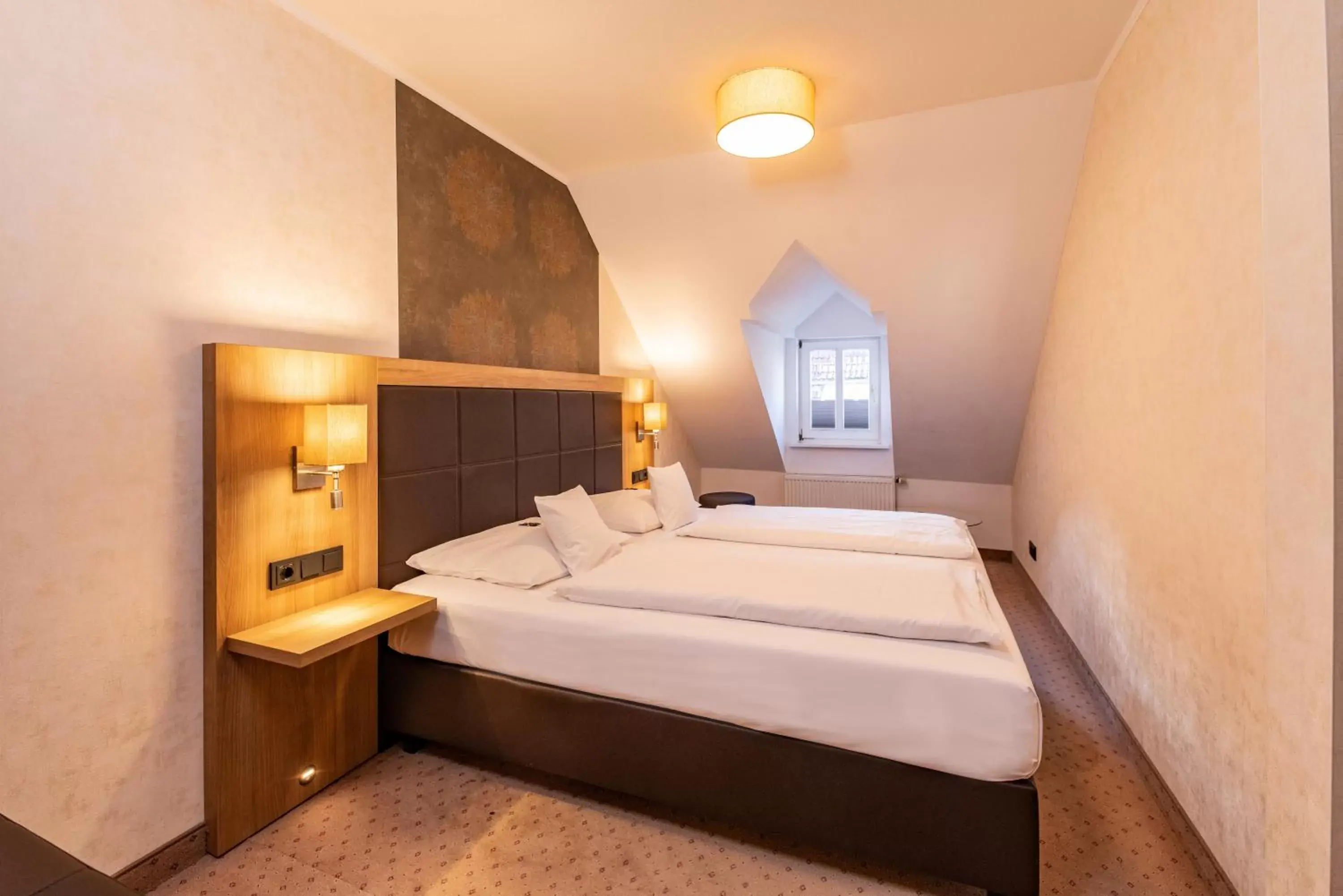 Photo of the whole room, Bed in Göbel's Sophien Hotel