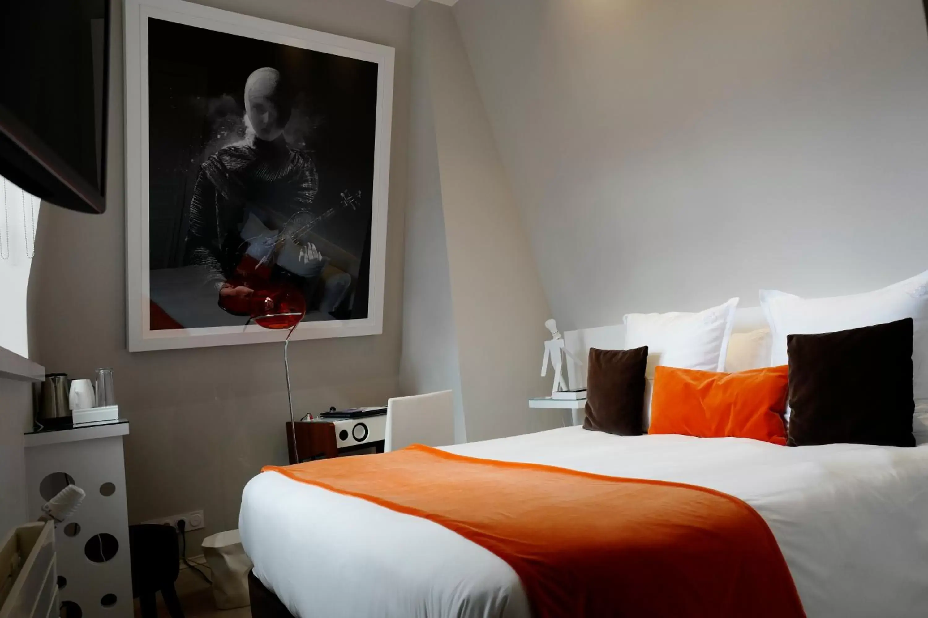 Property building, Bed in Clarance Hotel Lille