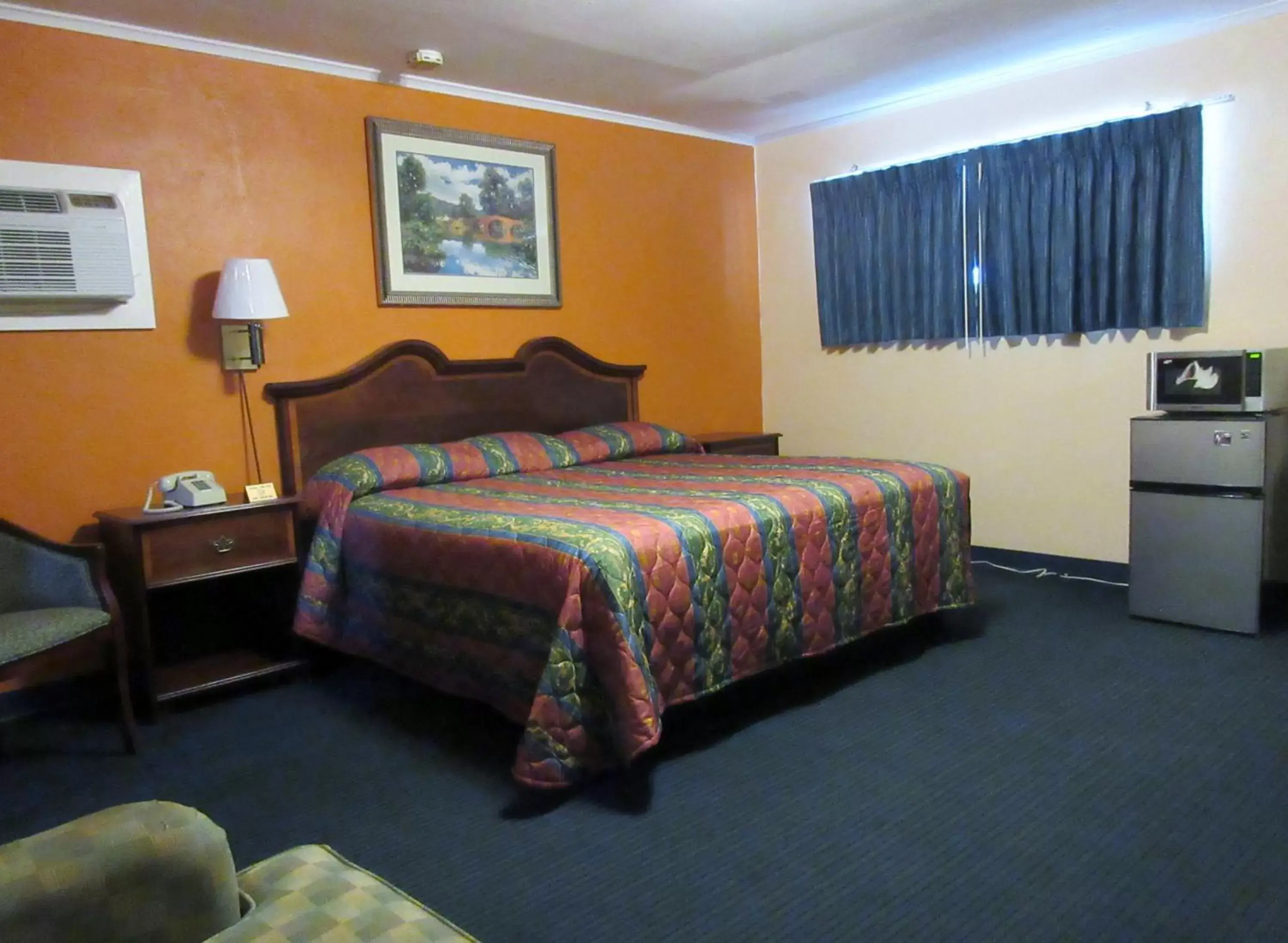 Bed in Encino Motel