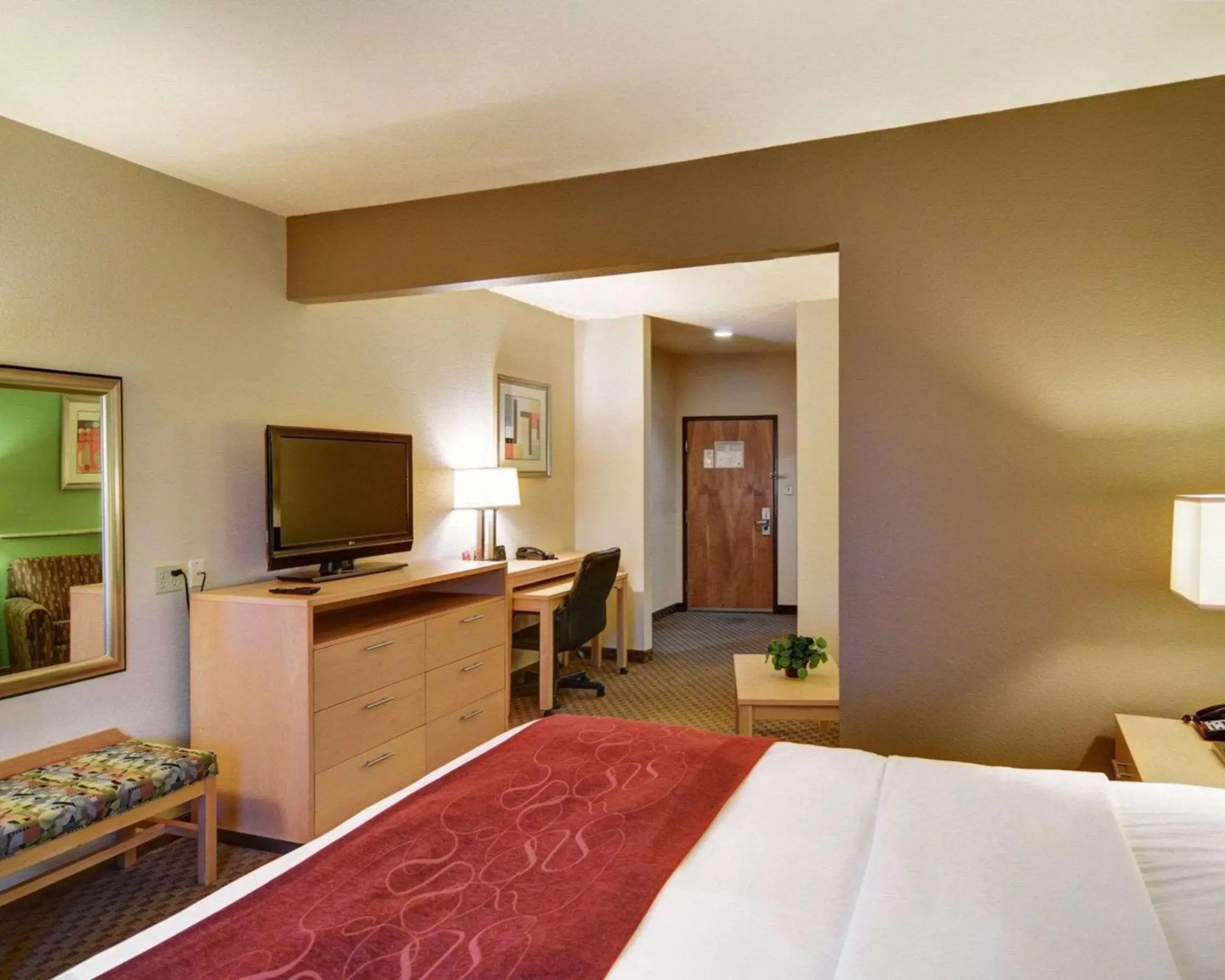 Photo of the whole room, TV/Entertainment Center in Comfort Suites Lindale