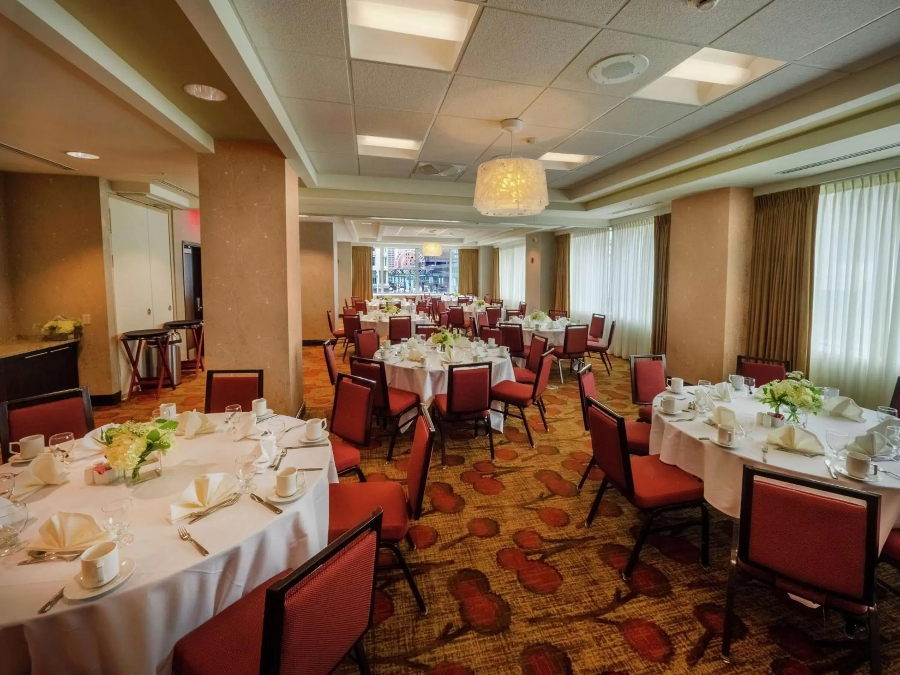 Meeting/conference room, Restaurant/Places to Eat in The Hilton Garden Inn Buffalo-Downtown