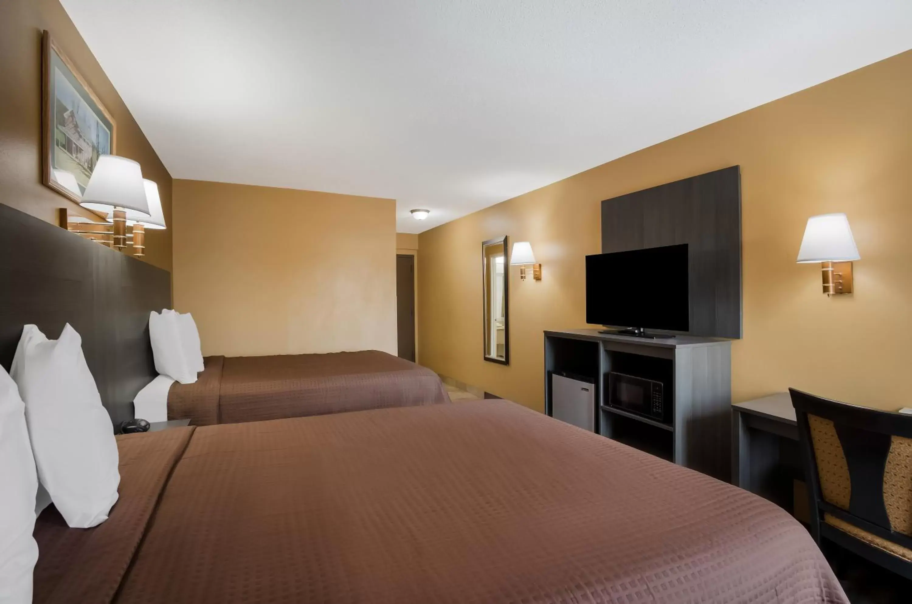Bed in Scottish Inn & Suites-Allentown