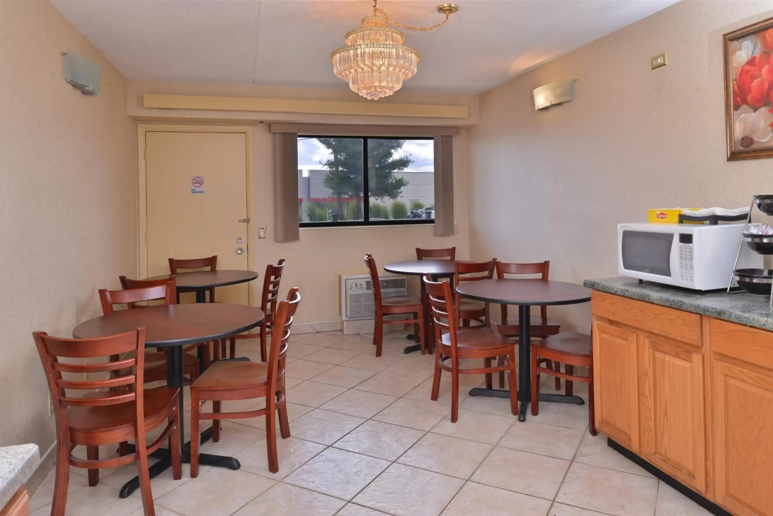 Restaurant/places to eat, Dining Area in Americas Best Value Inn-Pittsburgh Airport
