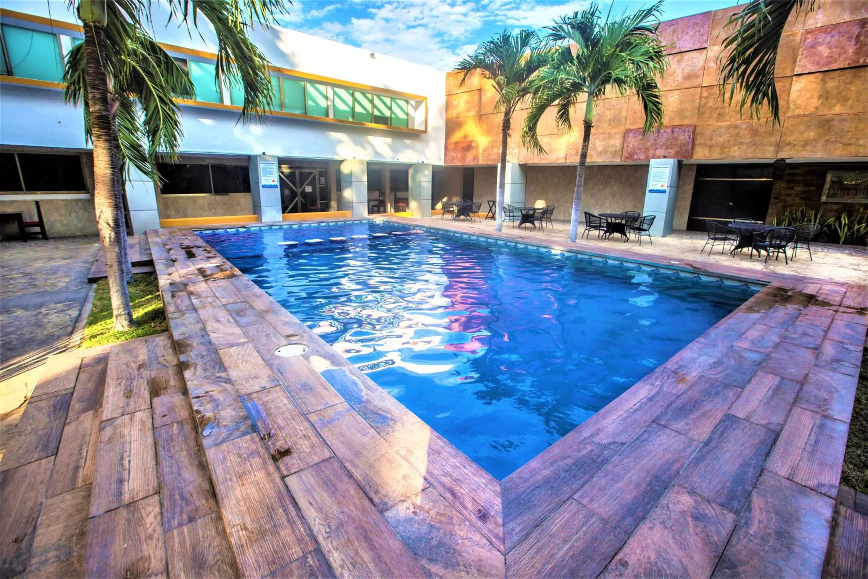 Swimming pool in Hotel Plaza Mirador