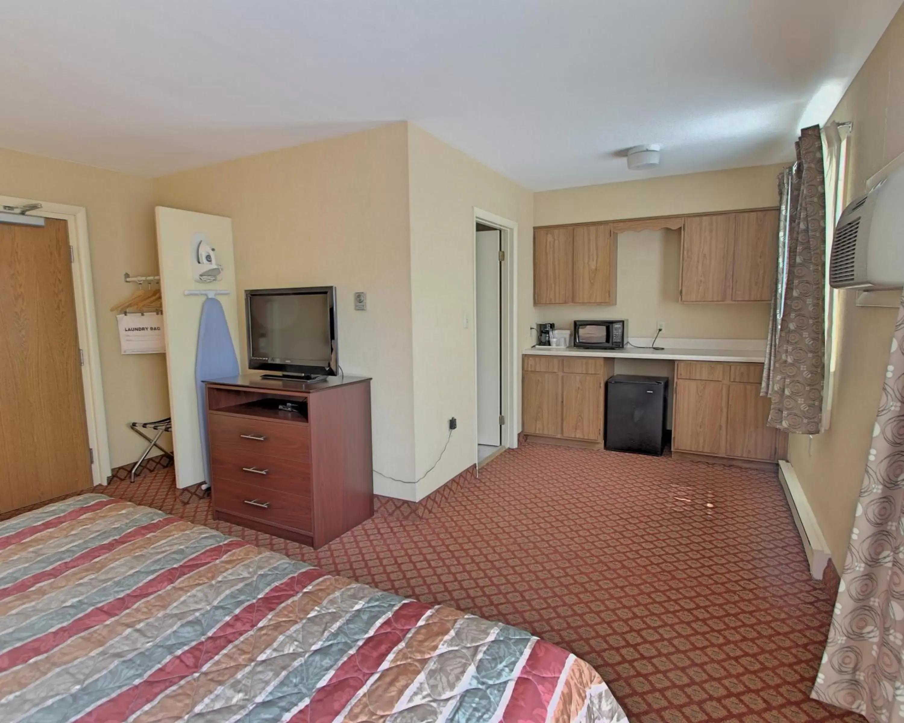 Bed, Kitchen/Kitchenette in Rodeway Inn & Suites Hershey