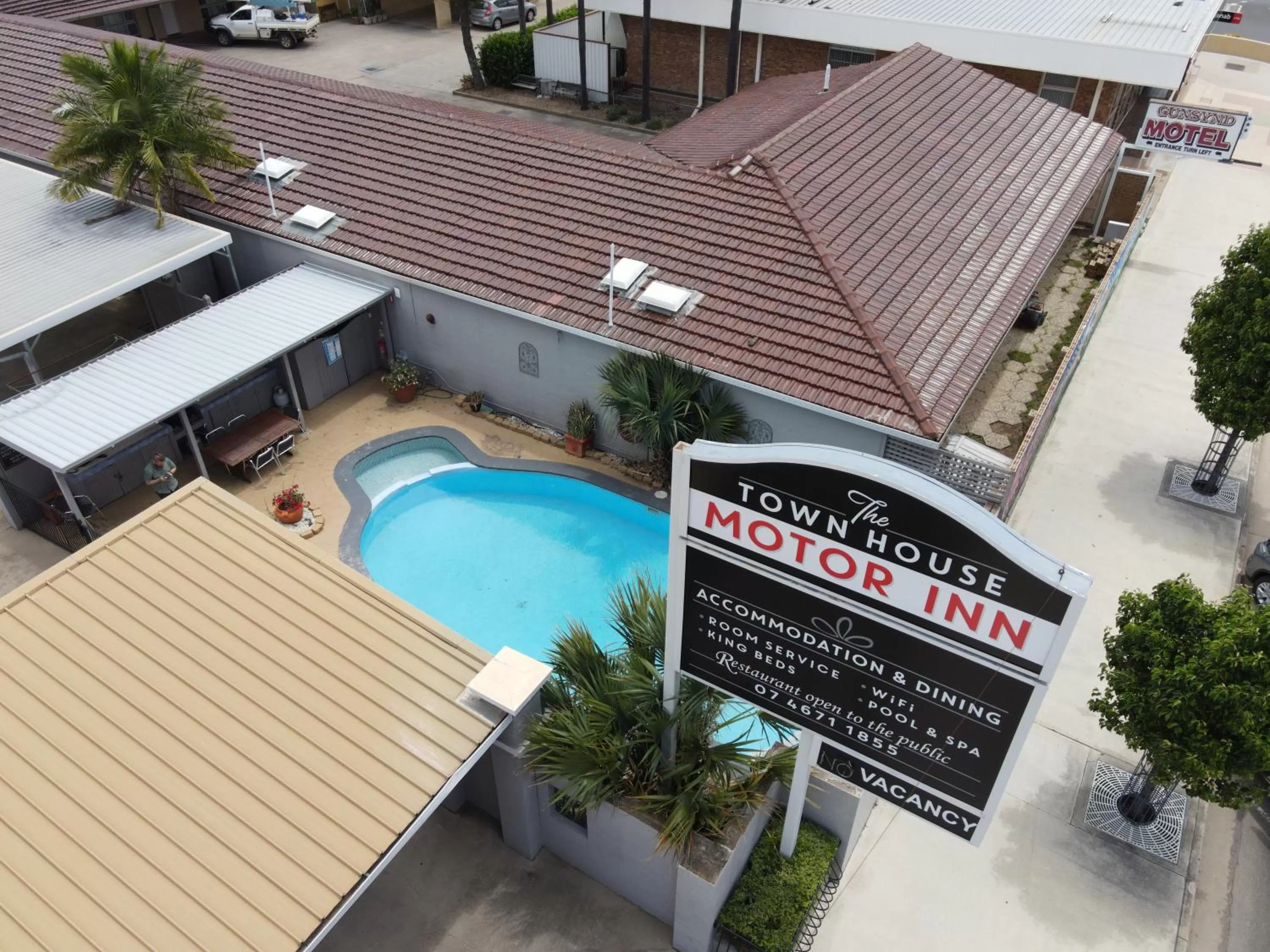 Swimming pool in The Town House Motor Inn