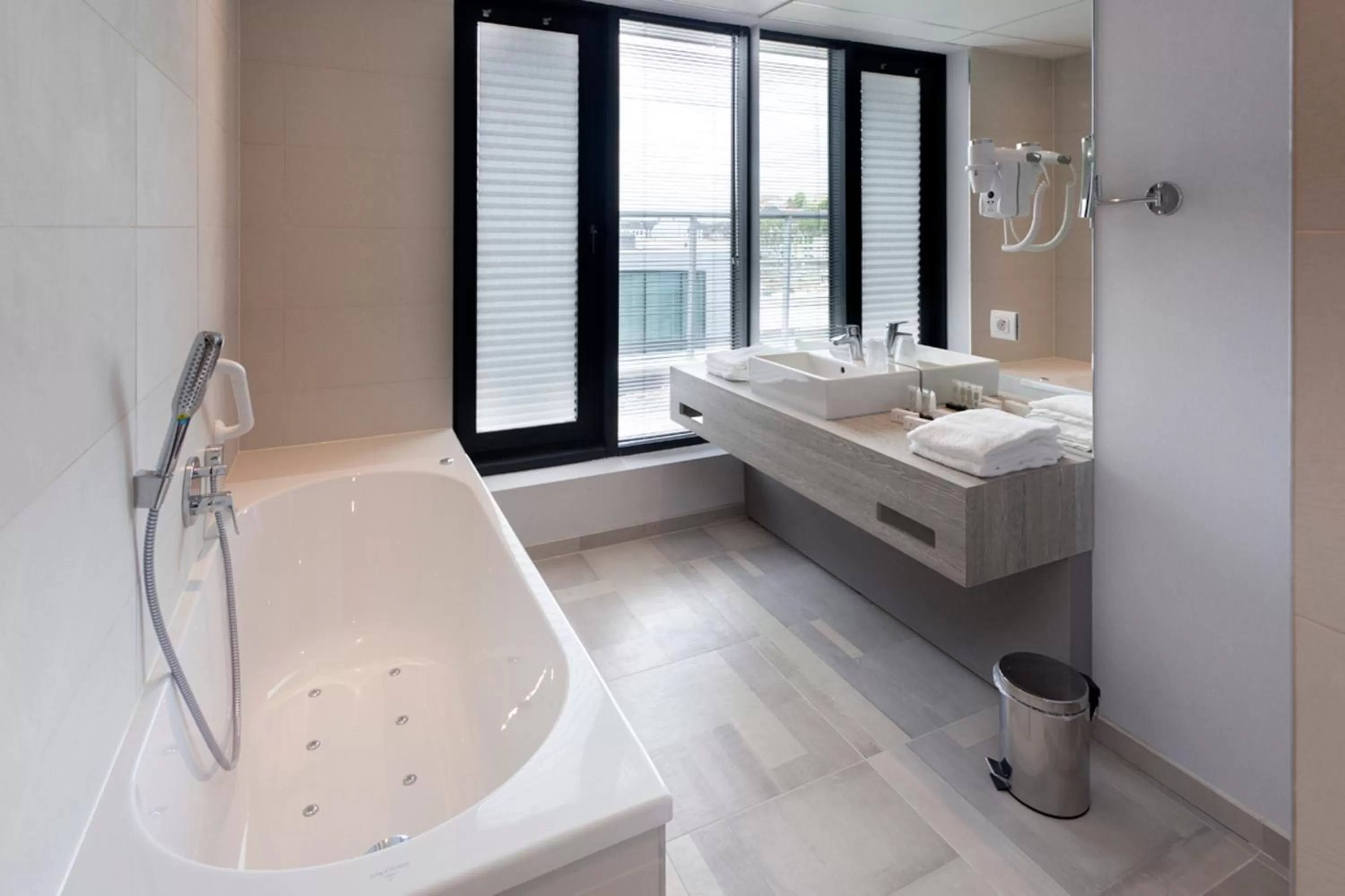 Bathroom, Bed in Van der Valk Hotel Mons Congres & Spa